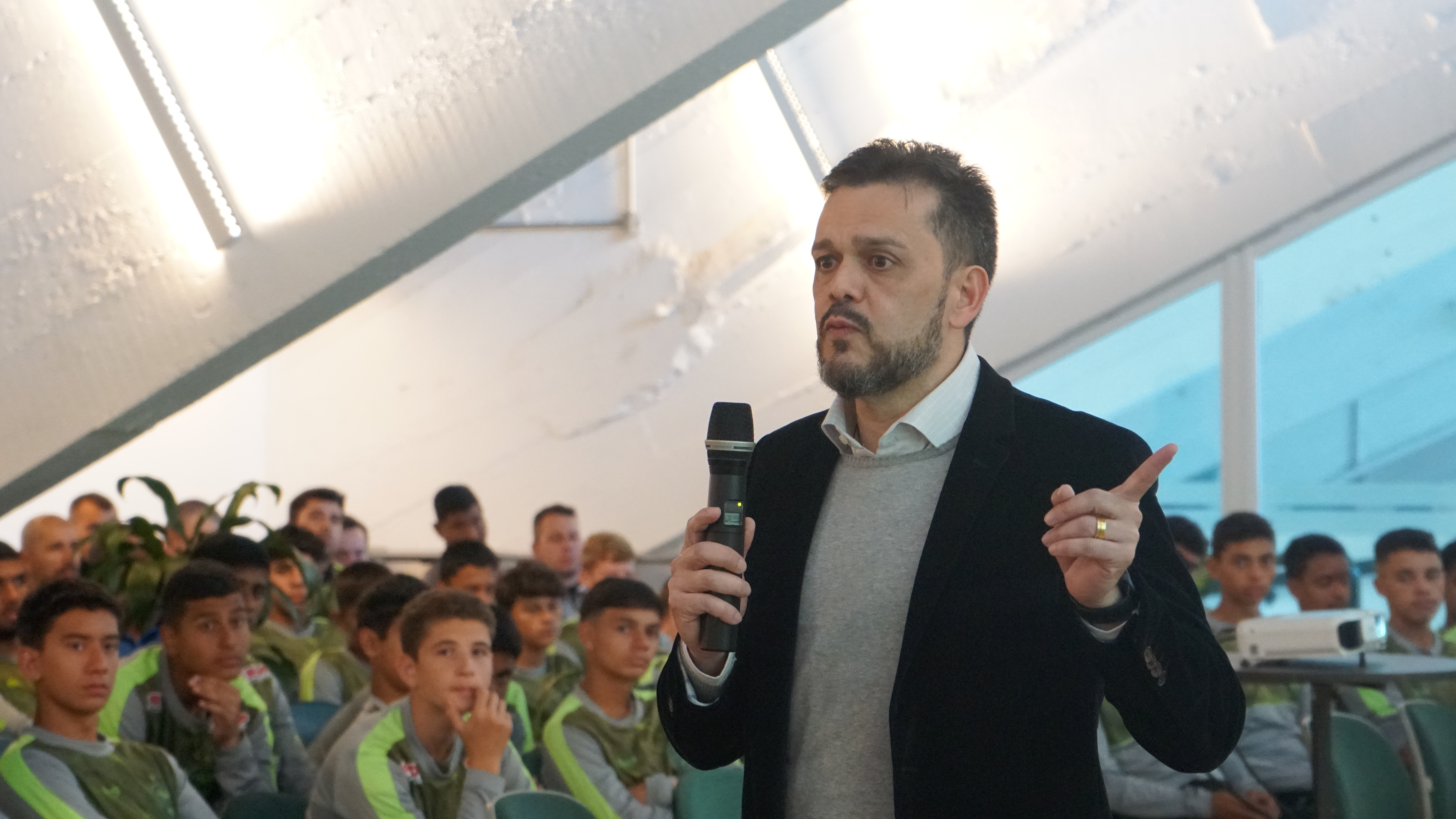 Base do Coritiba recebe palestra sobre apostas esportivas
