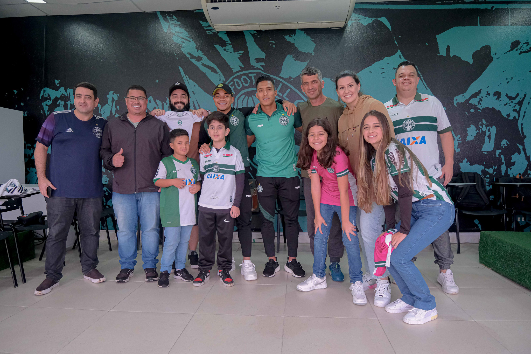 Atletas recebem s�cios no CT Bayard Osna