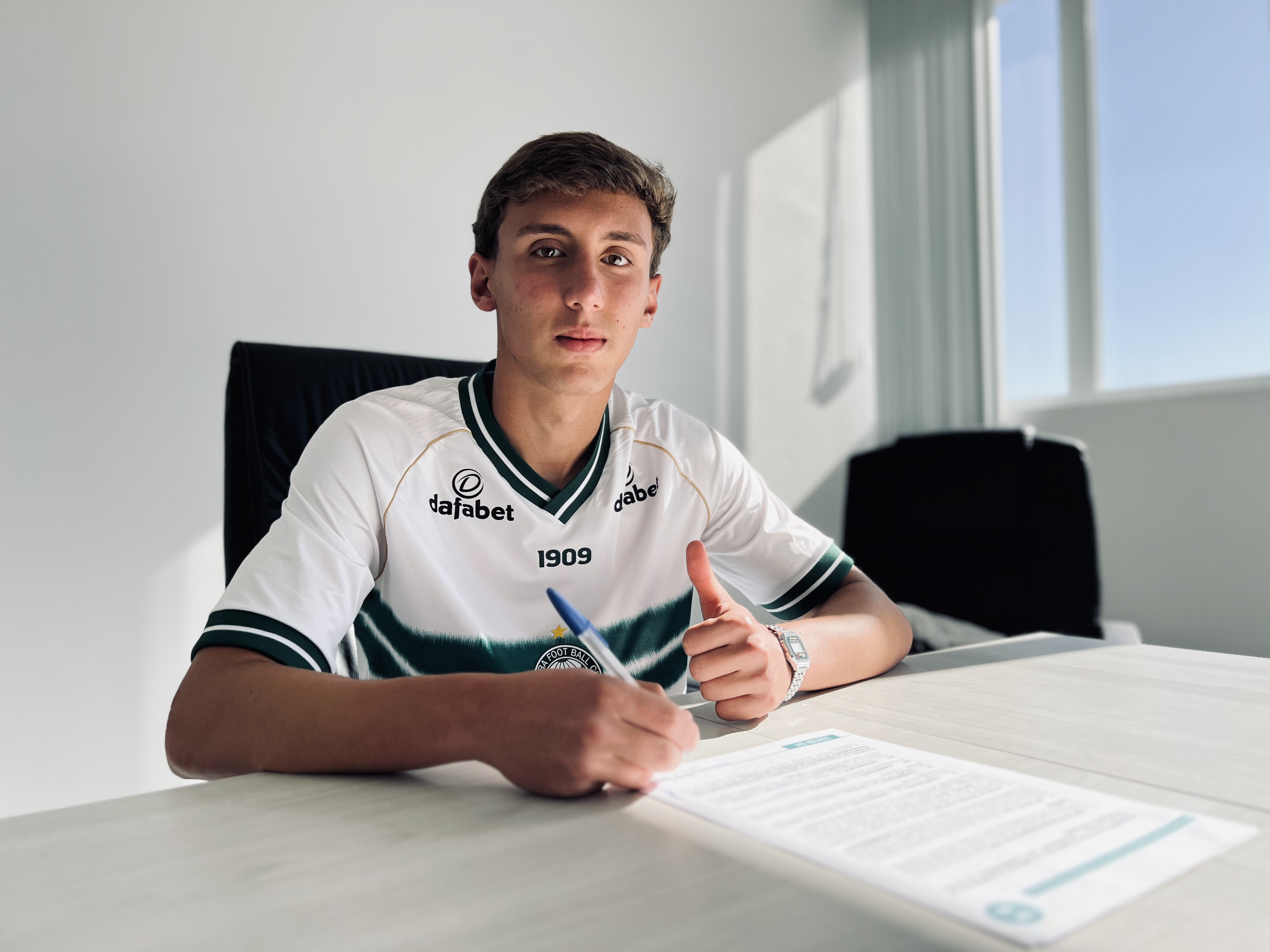 Lucas Ian assina seu primeiro contrato profissional