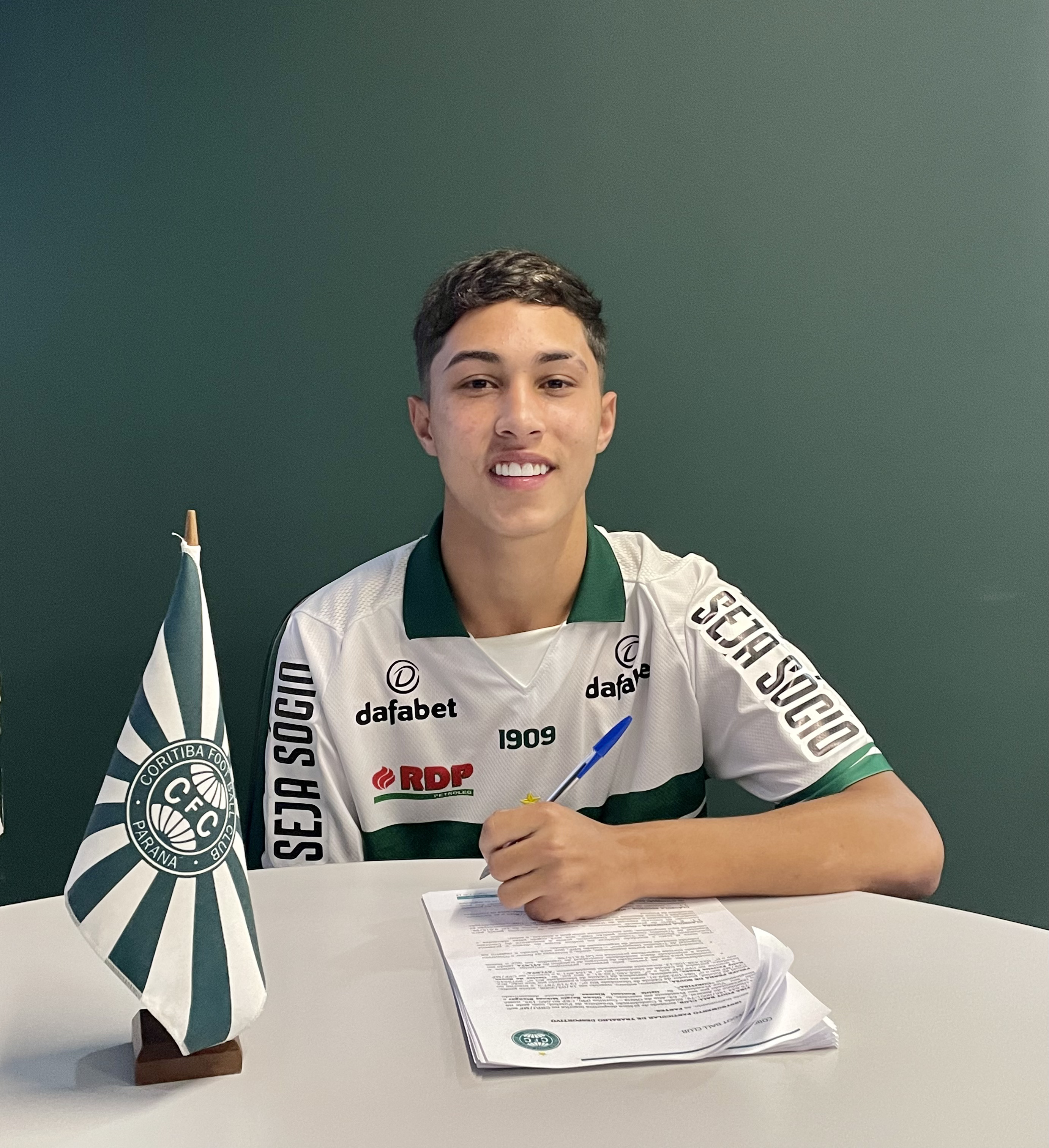 Felipe Penha assina contrato profissional com o Coritiba