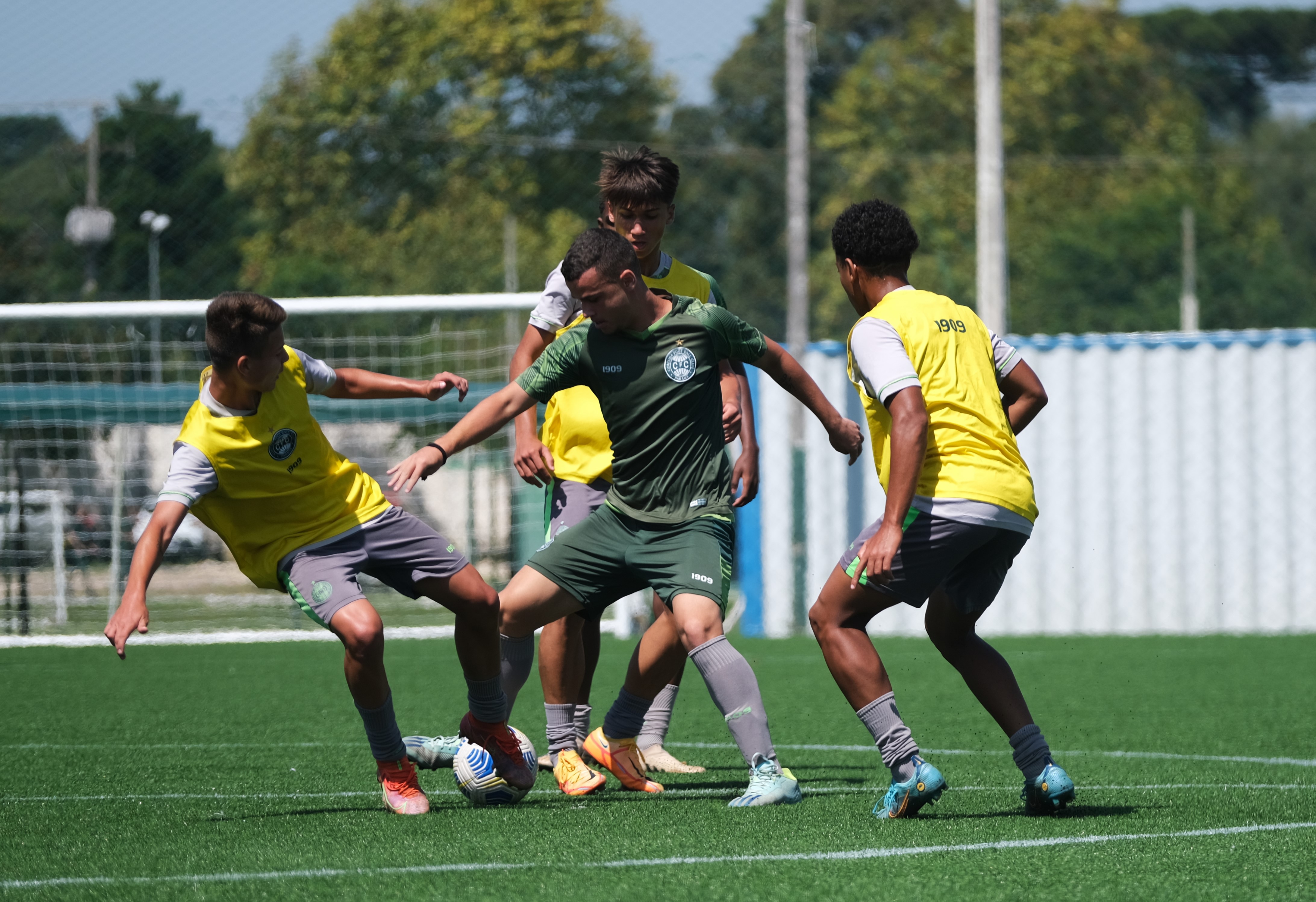 Sub-17 treina no gramado sint�tico do CT da Graciosa