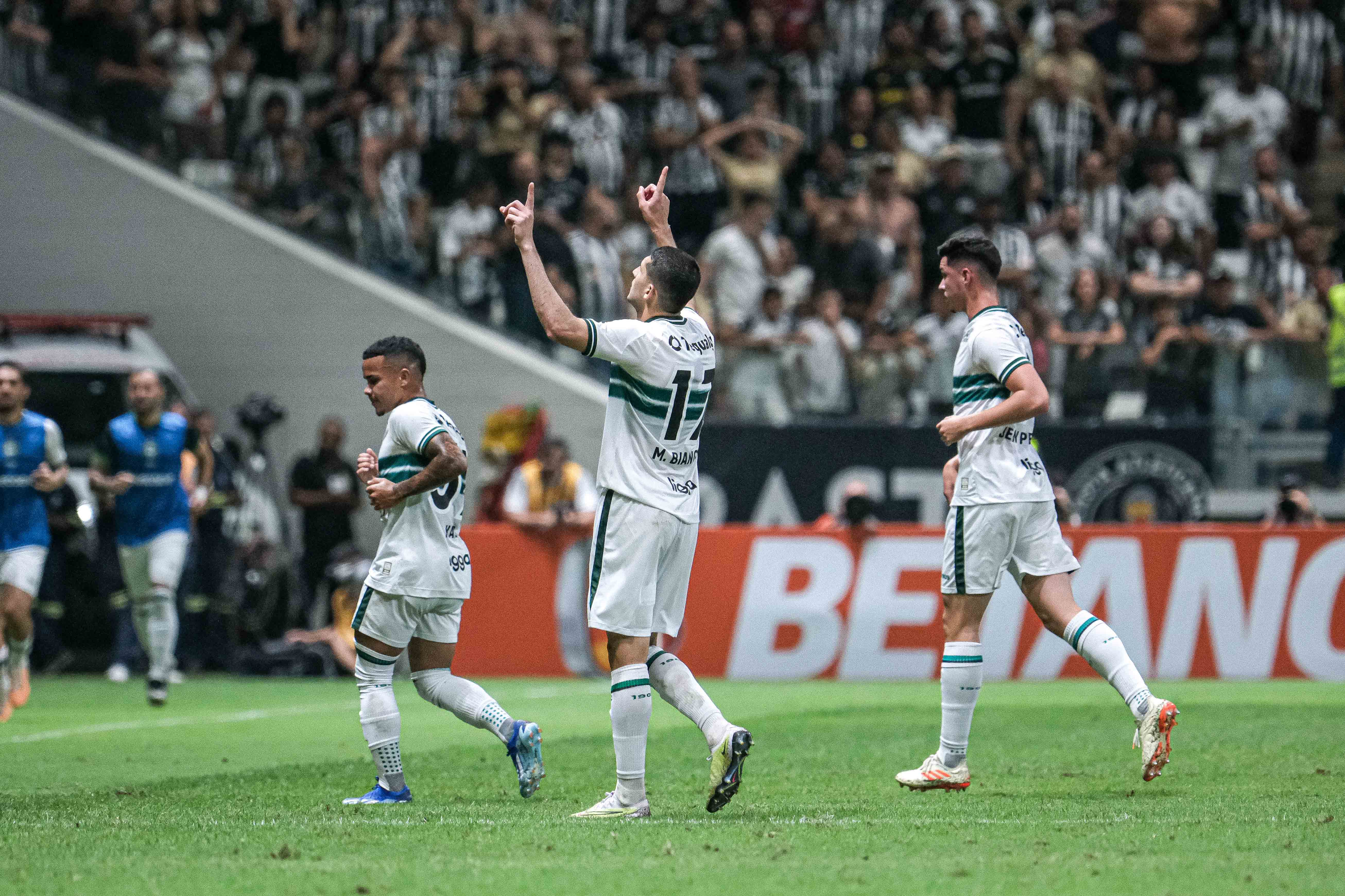Vit�ria de virada na Arena MRV