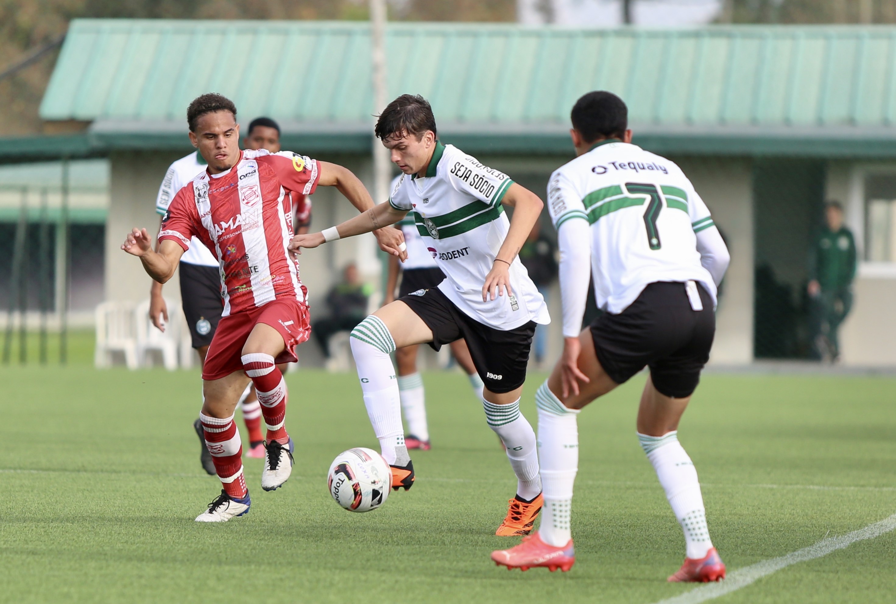 Coritiba vence a primeira em S�o Paulo