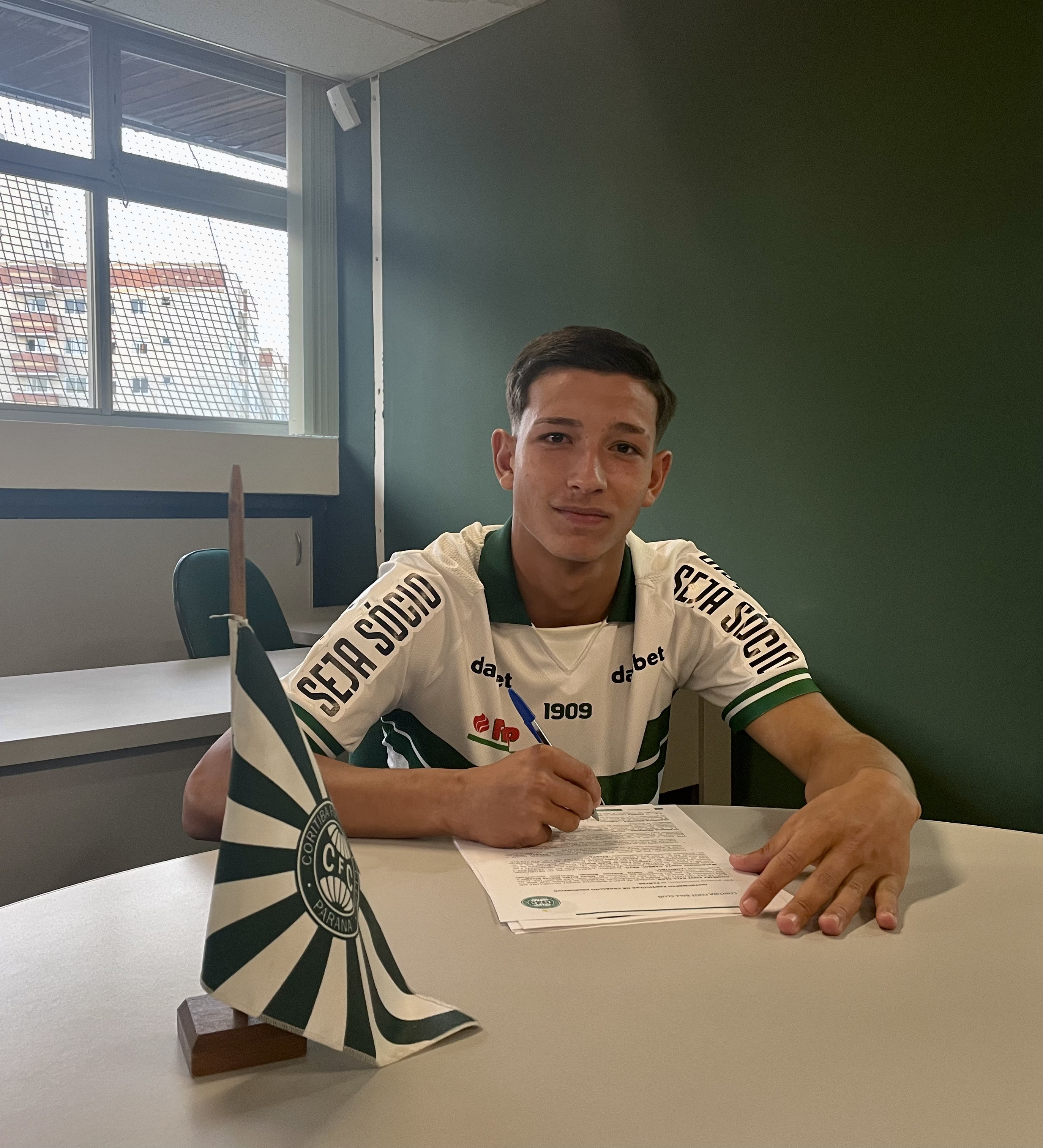  Waldomiro Neto assina contrato profissional com o Coritiba