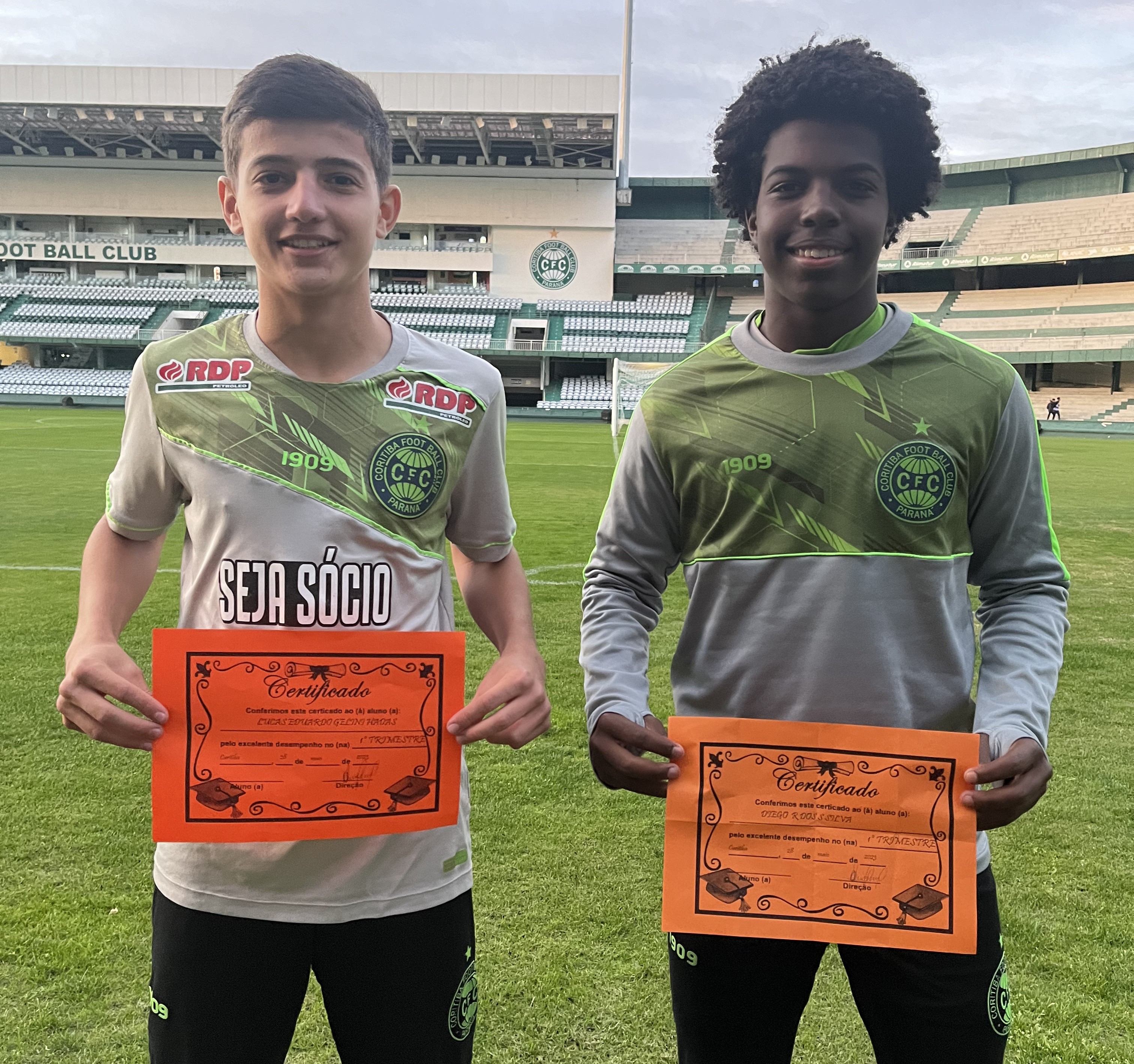 Atletas do sub-14 recebem certificado escolar