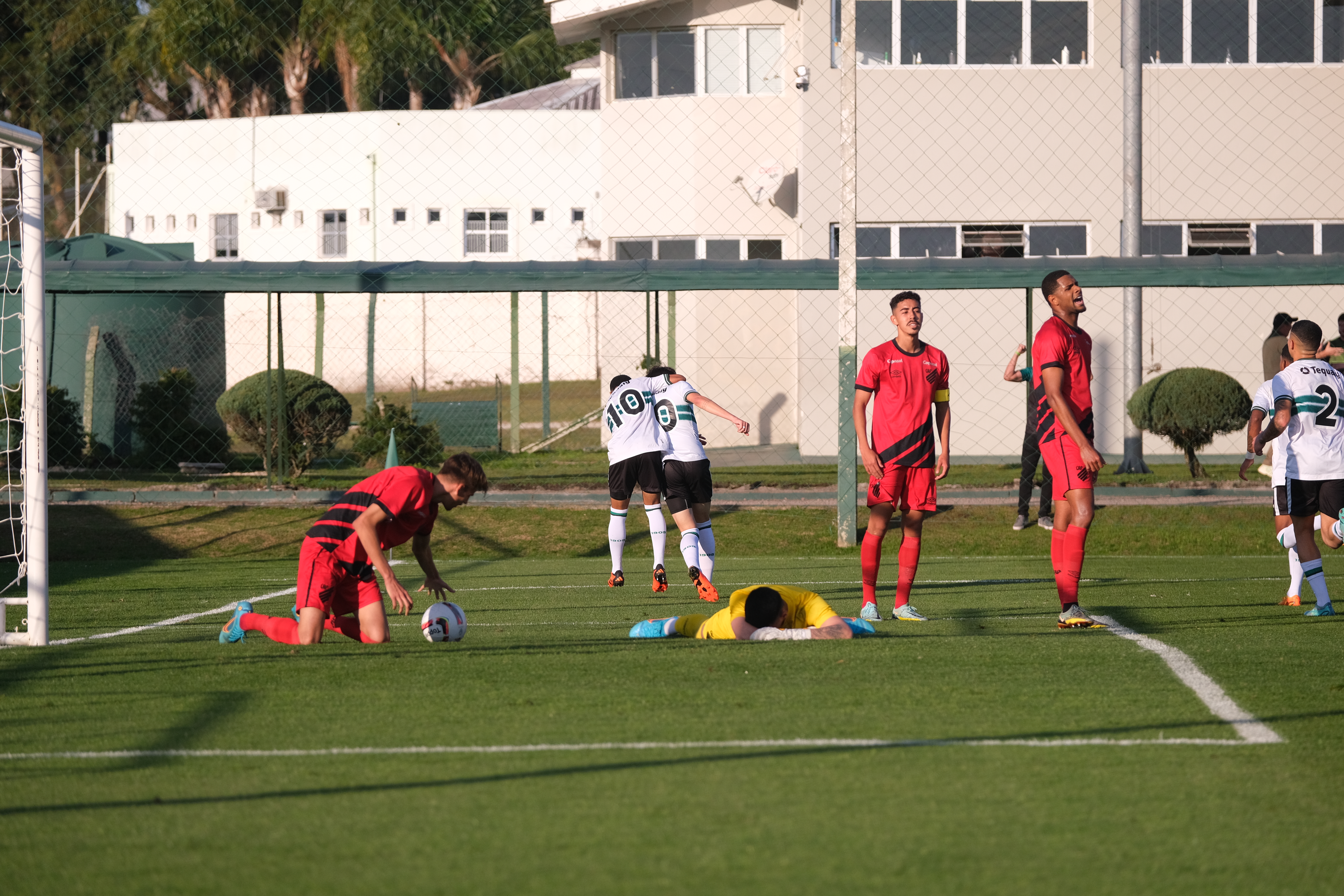 Coritiba vence o cl�ssico no CT da Graciosa