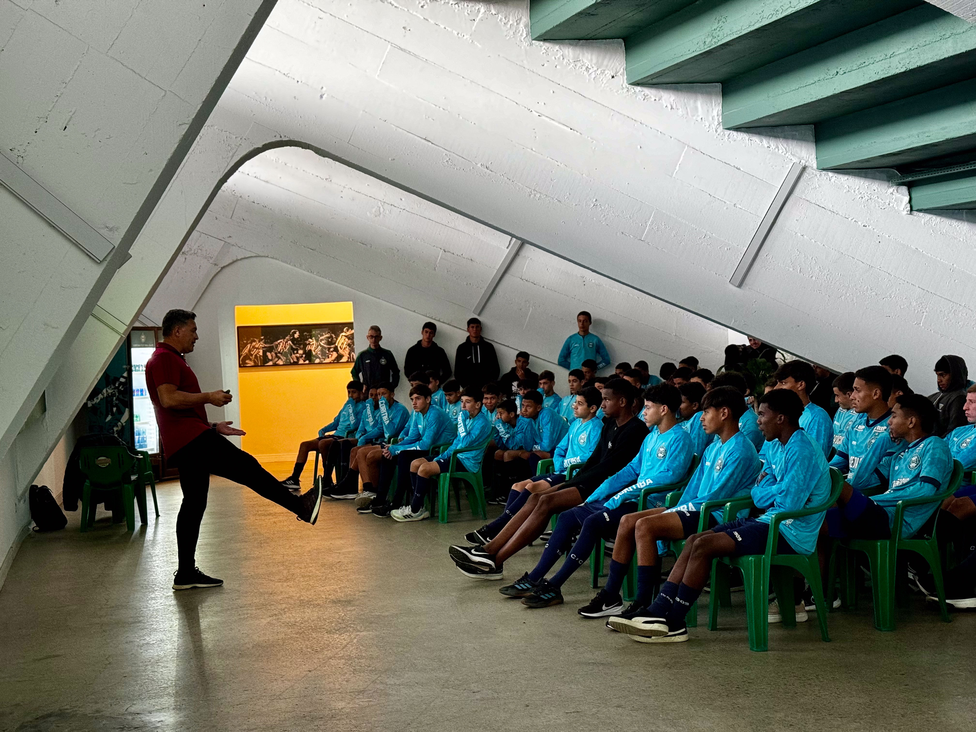 Atletas das categorias de base do Coritiba participam de palestra sobre arbitragem