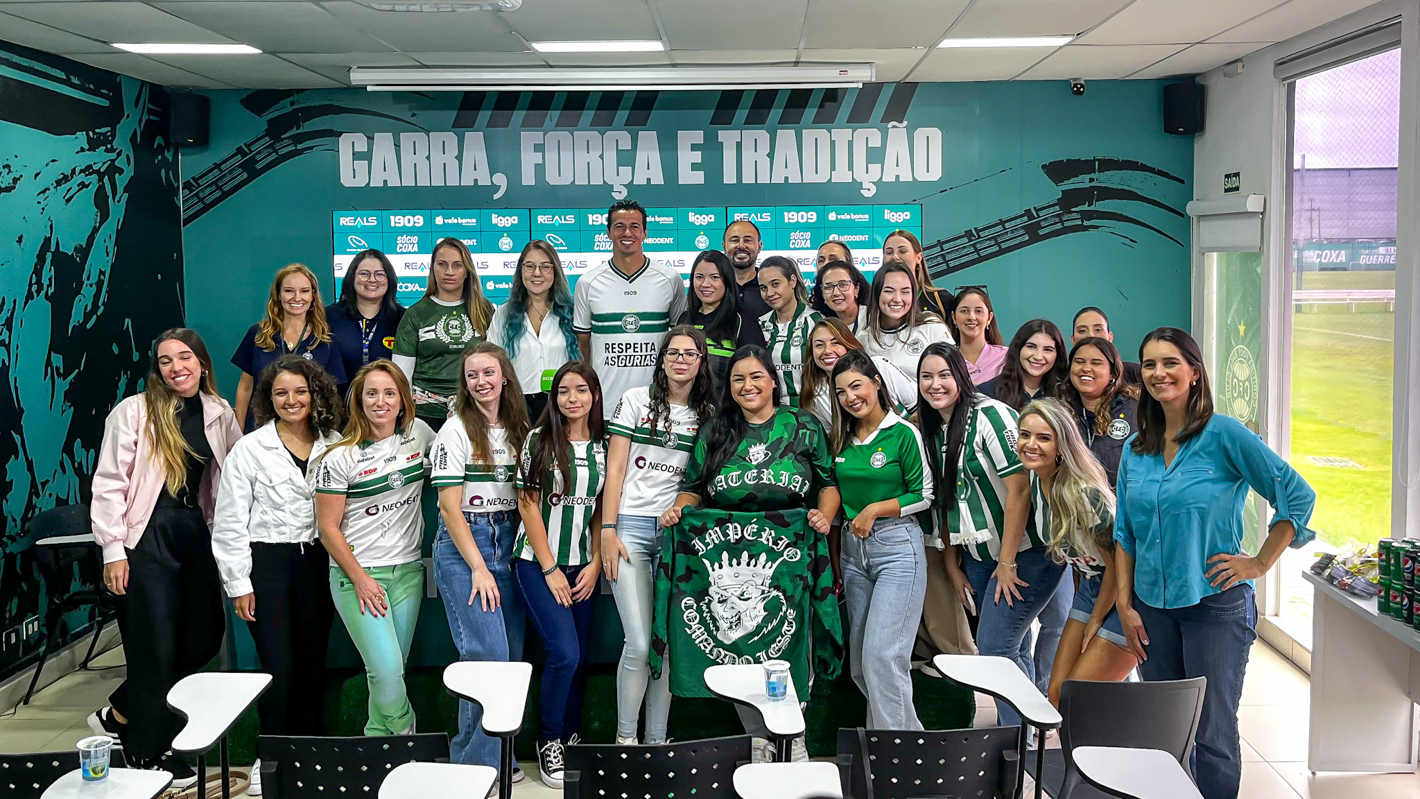 Leandro Dami�o e Robson concedem entrevista coletiva � mulheres 