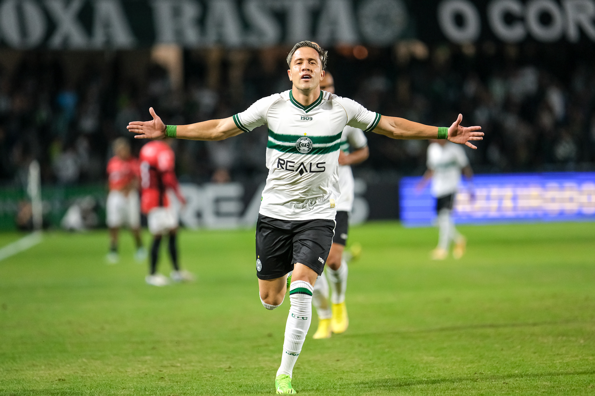 Em noite de gola�os, Coritiba vence no Alto da Gl�ria!