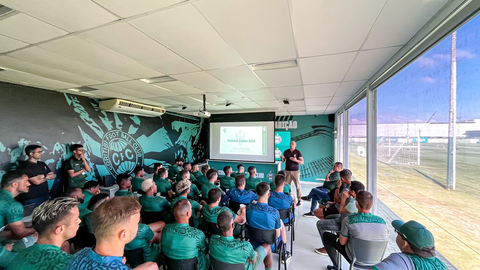 Jogadores e comiss�o t�cnica do Coritiba participam de palestra sobre normas da arbitragem da Federa��o Paranaense 
