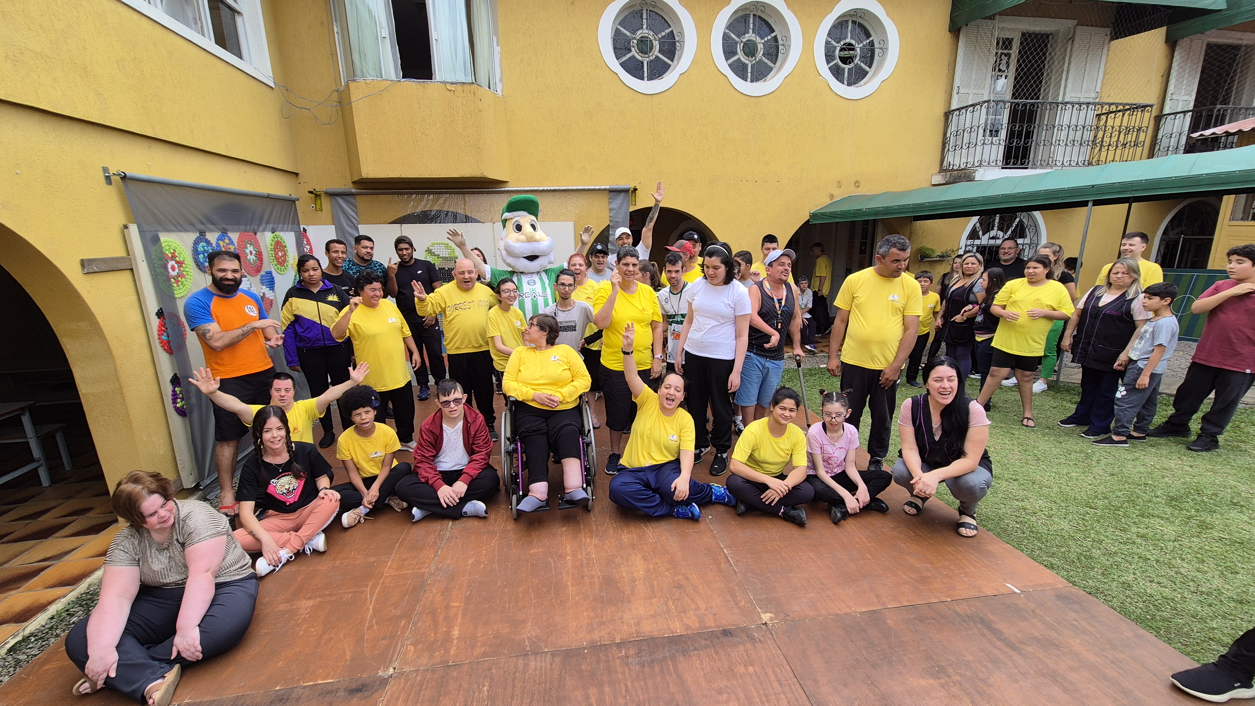 Visita do Vov� Coxa emociona crian�as e adultos da ACAIE
