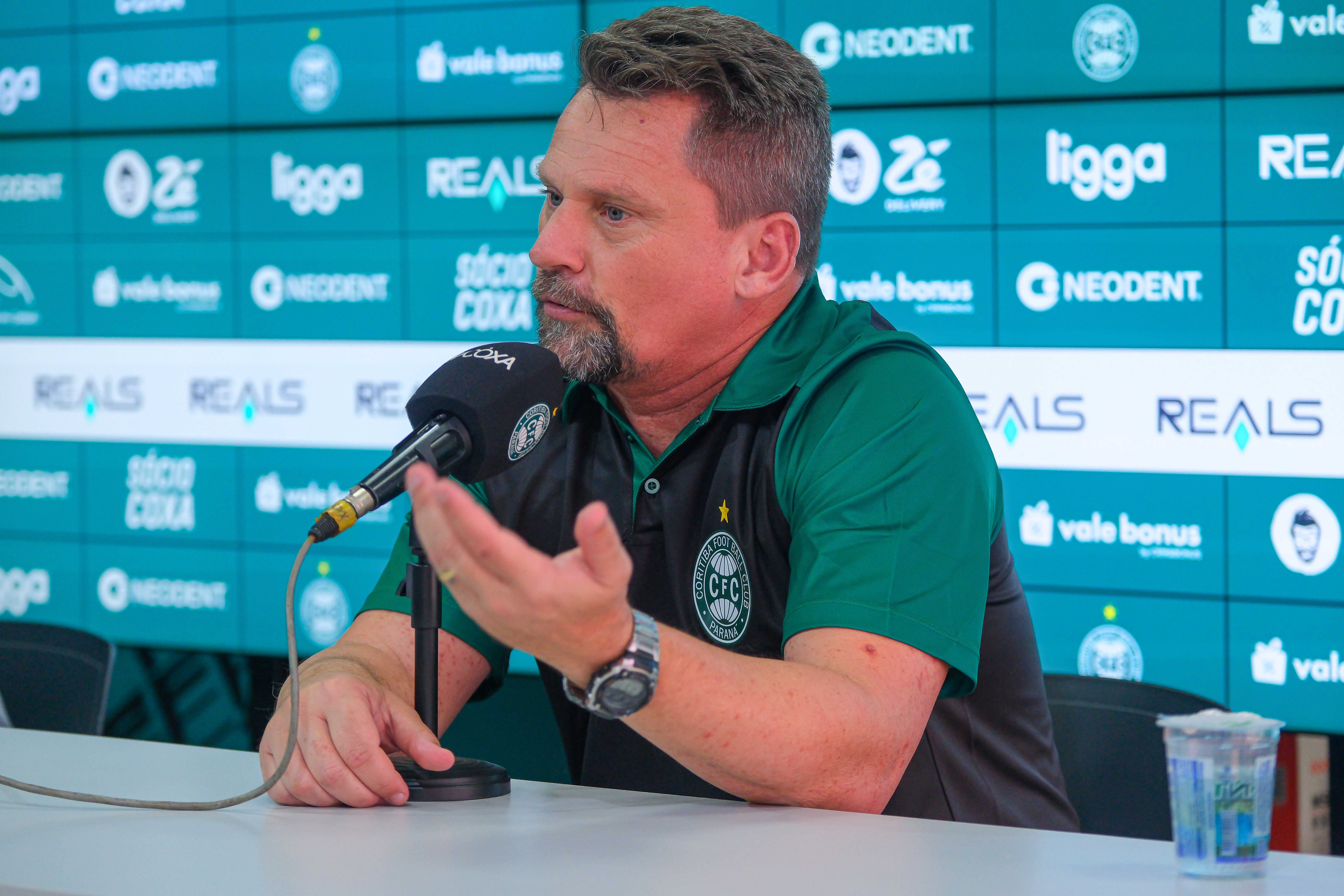 Novo t�cnico do Coritiba concede primeira entrevista no CT Bayard Osna