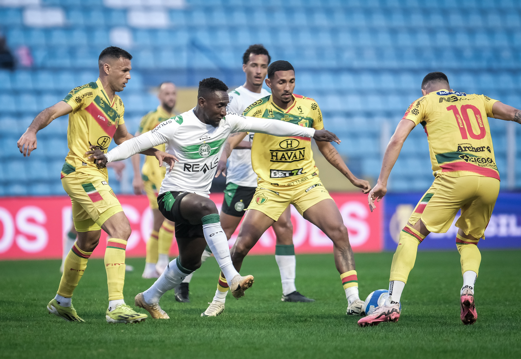 Estreias de Eryc Castillo e Z� Gabriel marcam partida com vit�ria entre Brusque e Coritiba