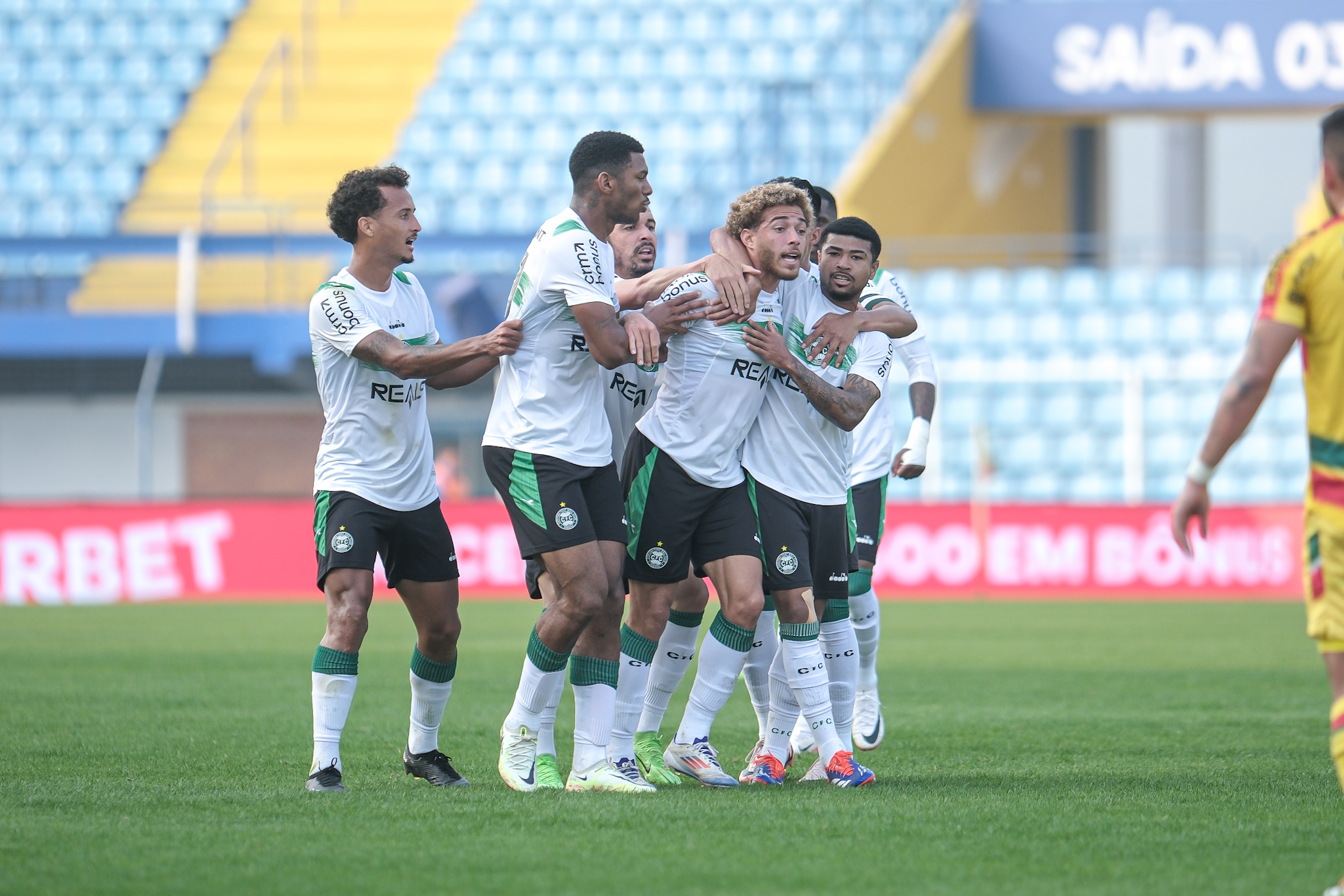 Fim do jejum fora de casa! Vit�ria alviverde no est�dio da Ressacada