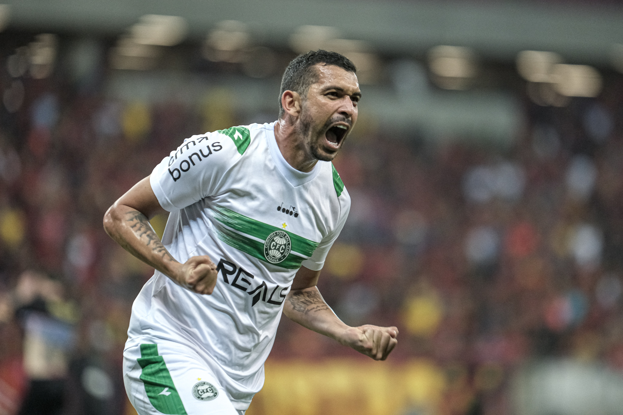 Coxa vence Sport e garante mais tr�s pontos fora de casa
