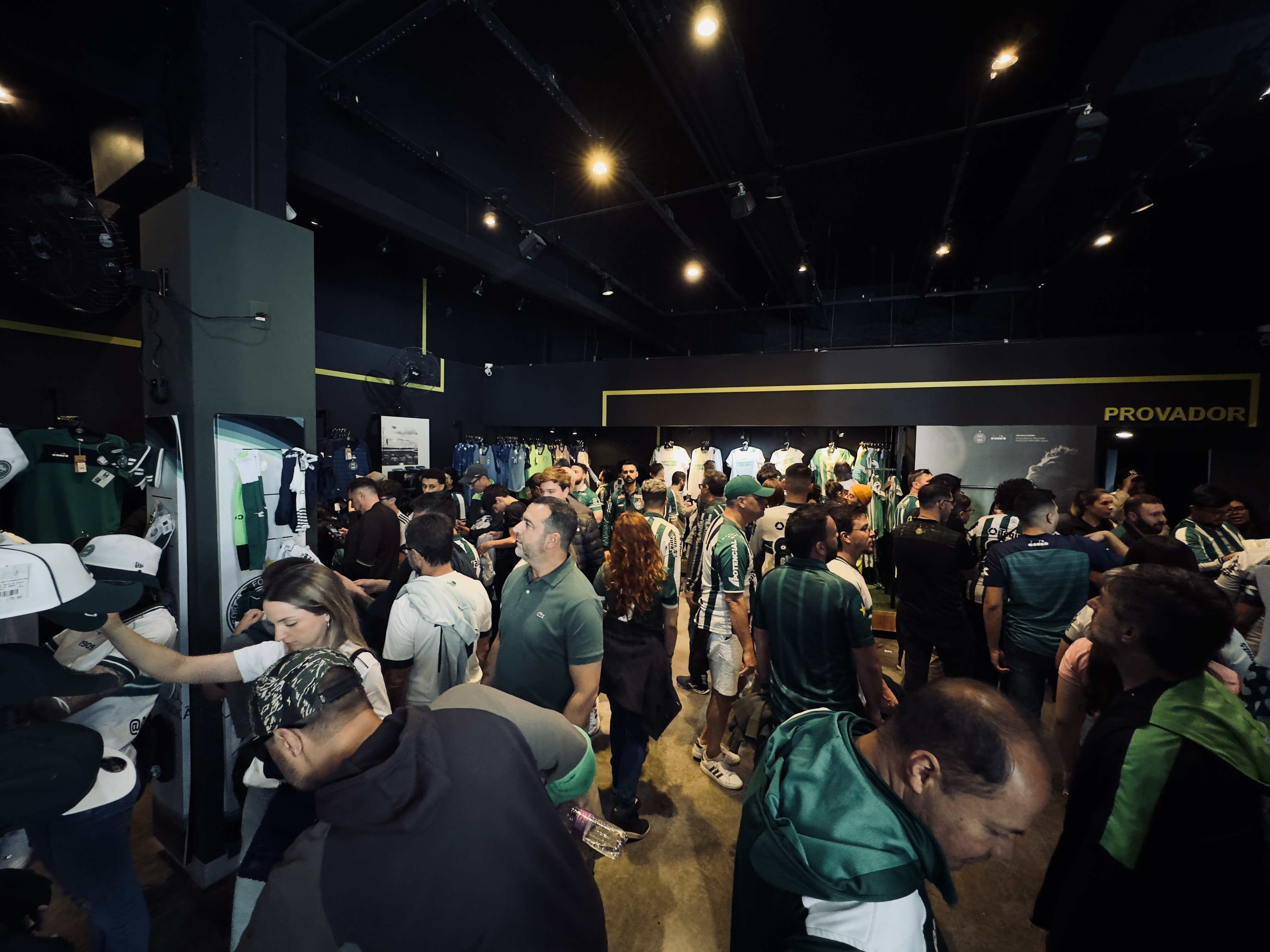 Coritiba lan�a Diadora e bate recorde de vendas 