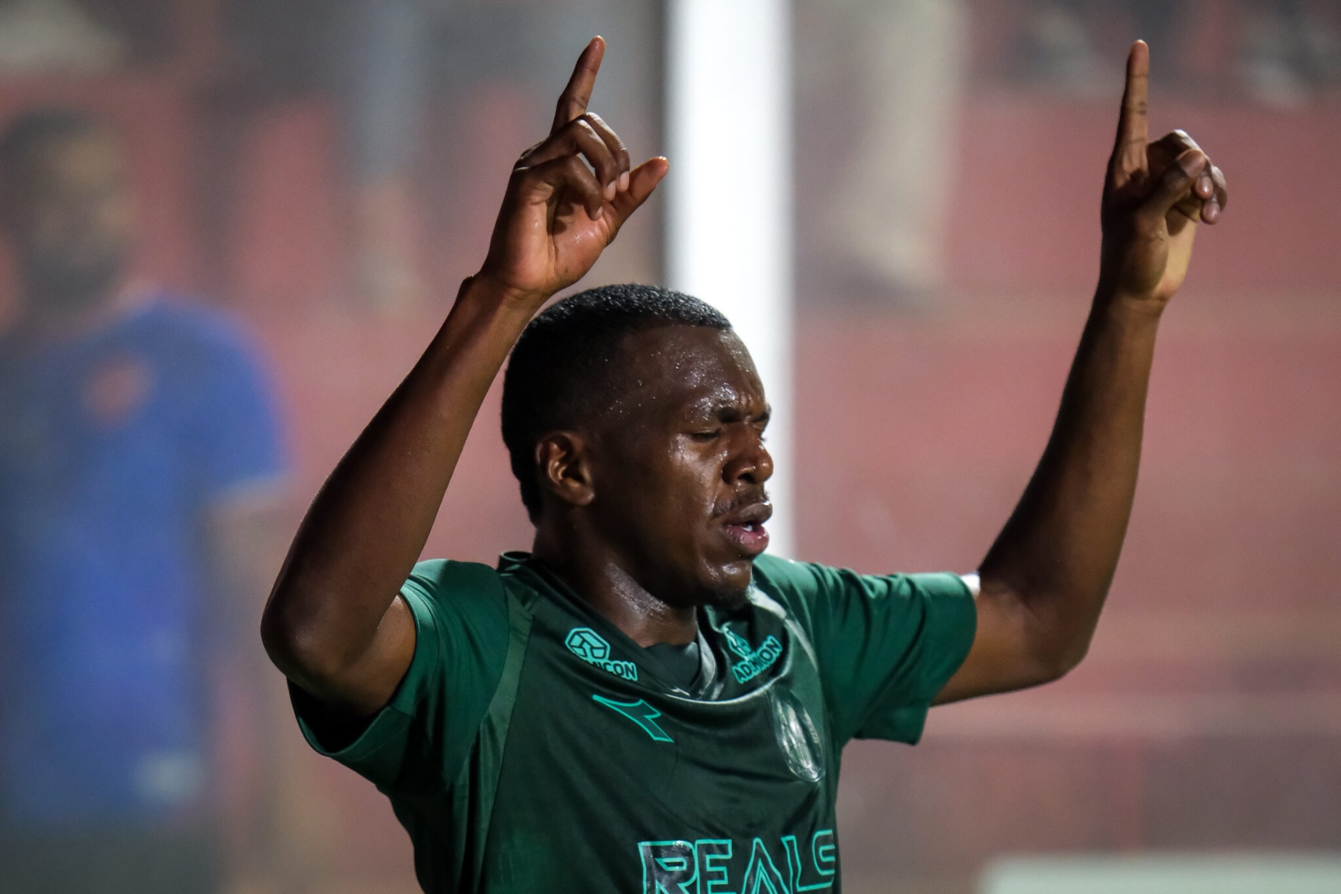 Coritiba vence fora de casa e assume a lideran�a