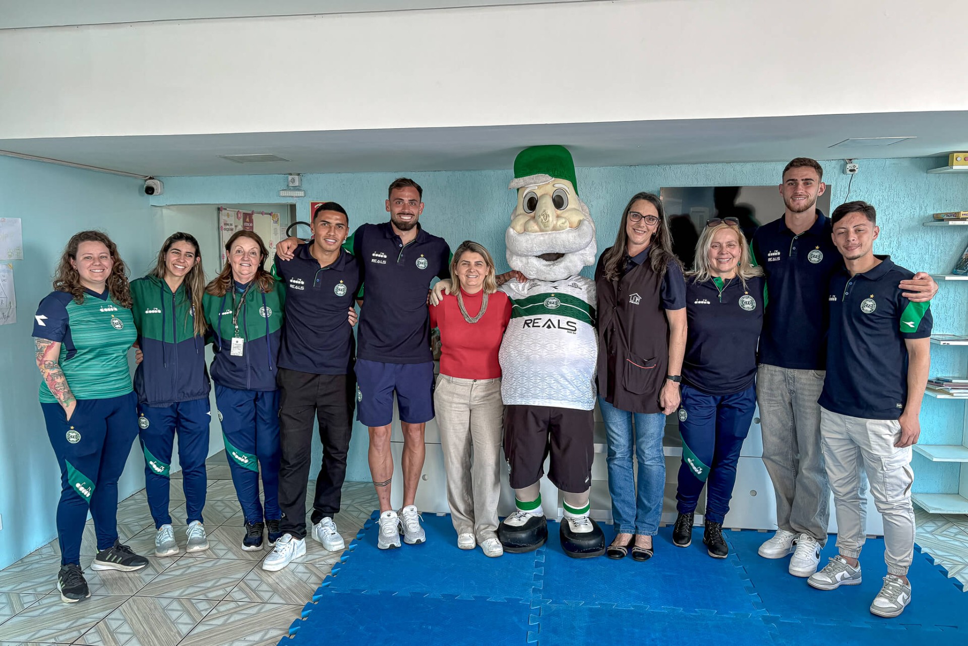 Coritiba leva solidariedade e alegria ao Lar Mois�s em tarde especial com crian�as