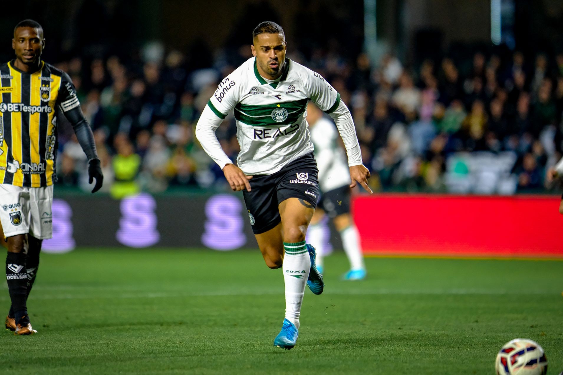 Mais uma vez, vence o Coritiba em noite gelada no Alto da Gl�ria! 