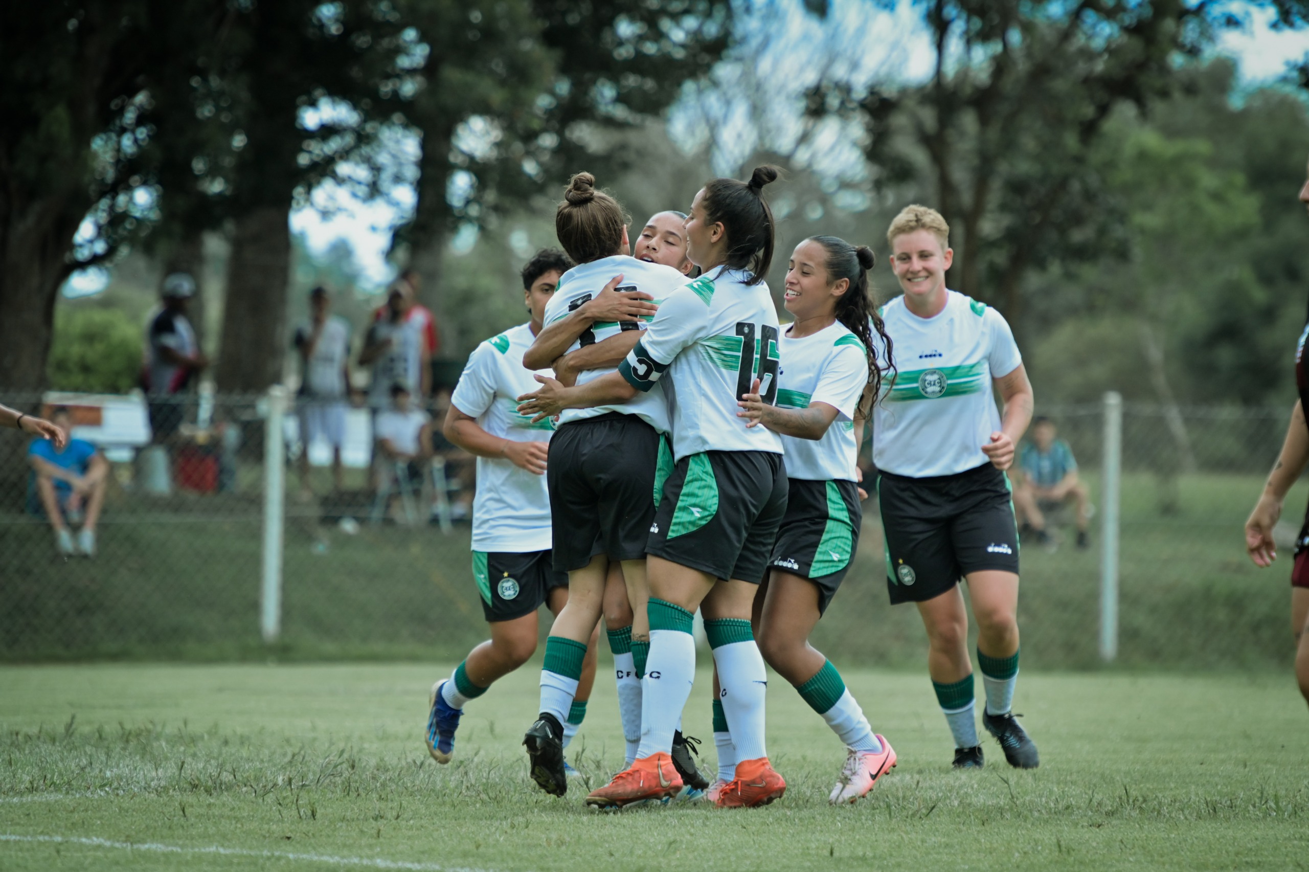 Gurias do Coxa goleiam em amistoso preparat�rio para o Brasileir�o A3