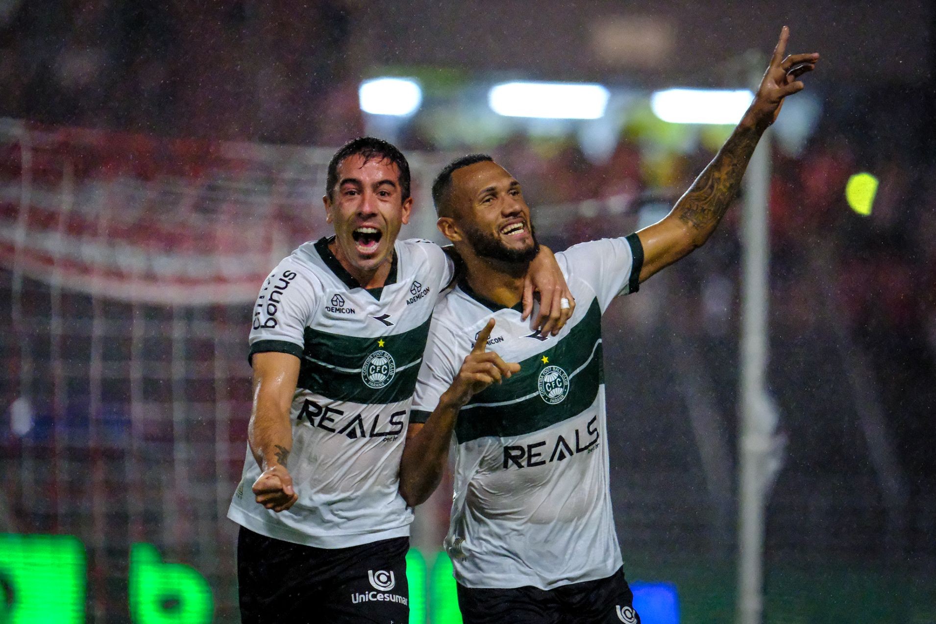 Coritiba volta de Macei� com mais tr�s pontos na bagagem