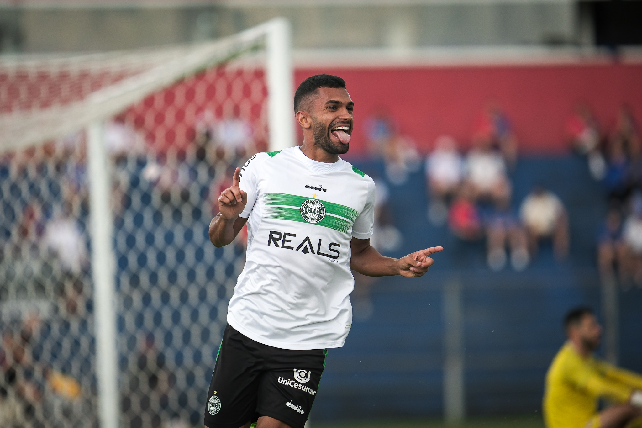 Vit�ria e mais tr�s pontos fora de casa! 