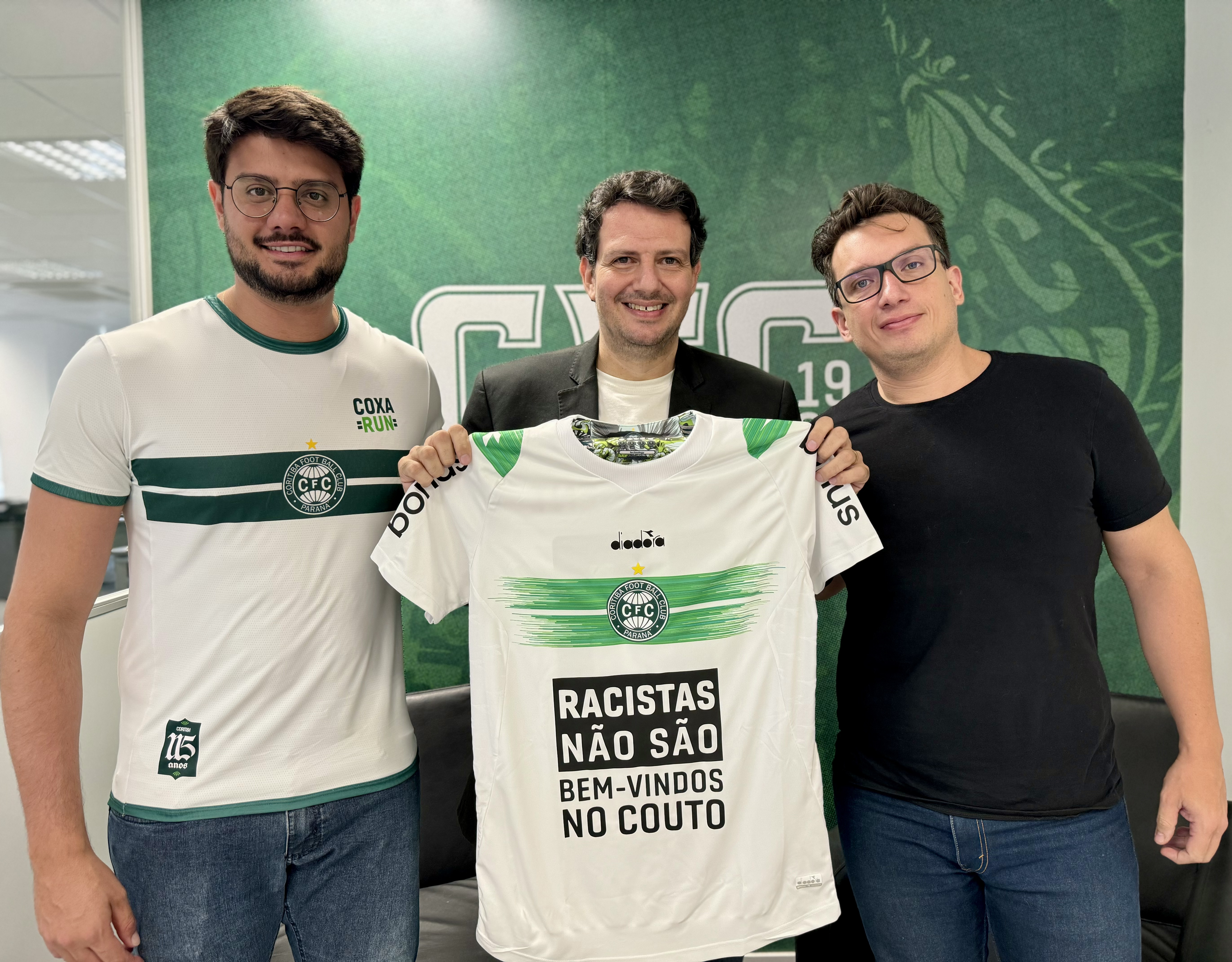 Camisa do Coritiba em combate ao racismo agora faz parte do acervo do Museu do Holocausto 