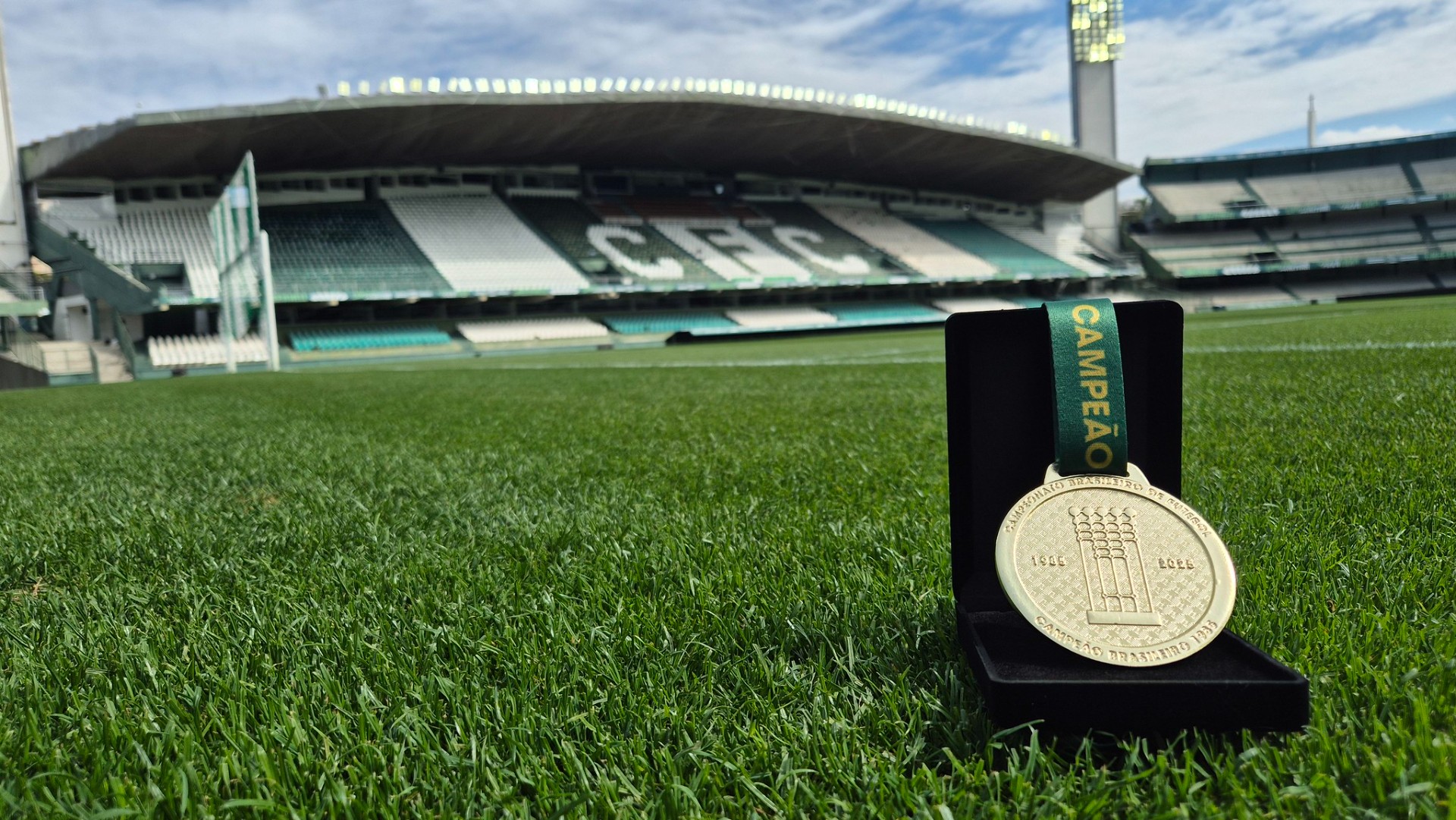 CBF participa de homenagem do Coritiba aos campe�es brasileiros de 1985