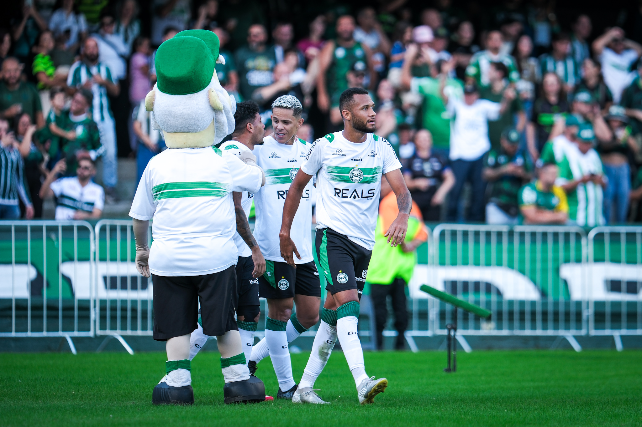 Coritiba vence Oper�rio e avan�a na tabela da S�rie B 2025