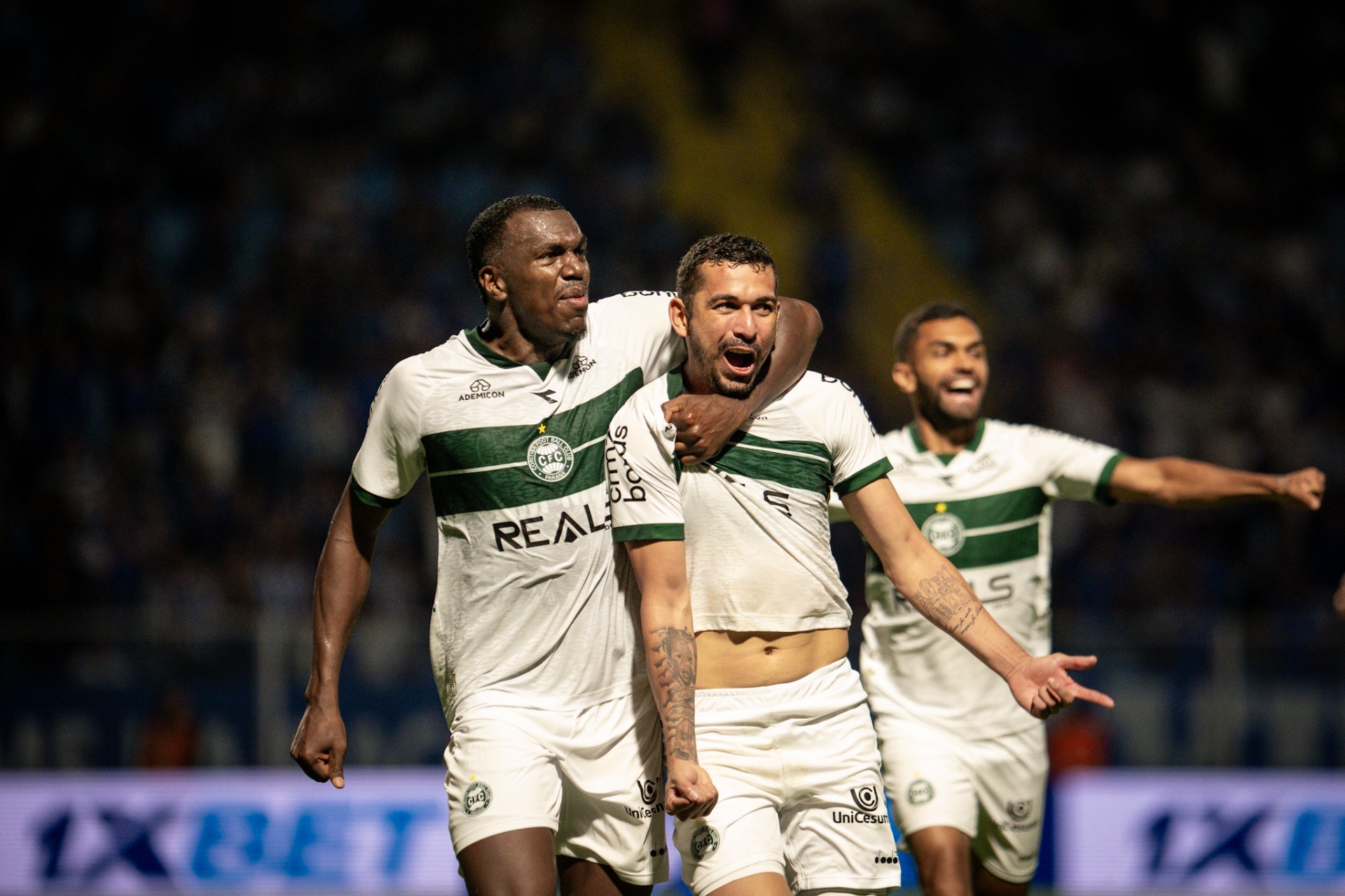 Coritiba vence o Ava� na Ressacada