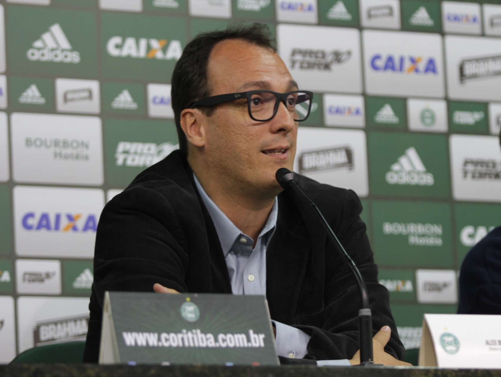 Alex Brasil fala sobre poss�veis refor�os