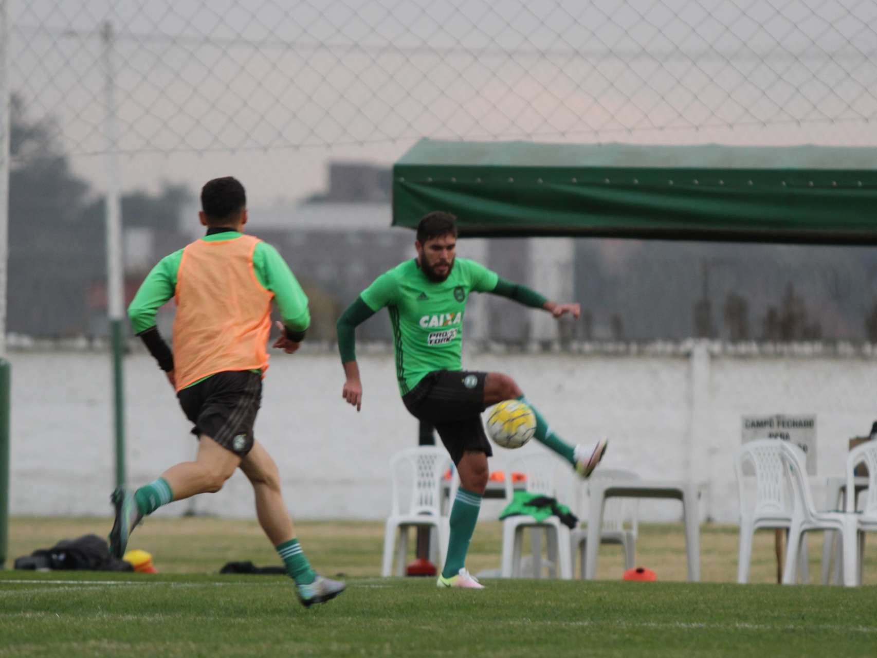 Coxa volta aos treinamentos
