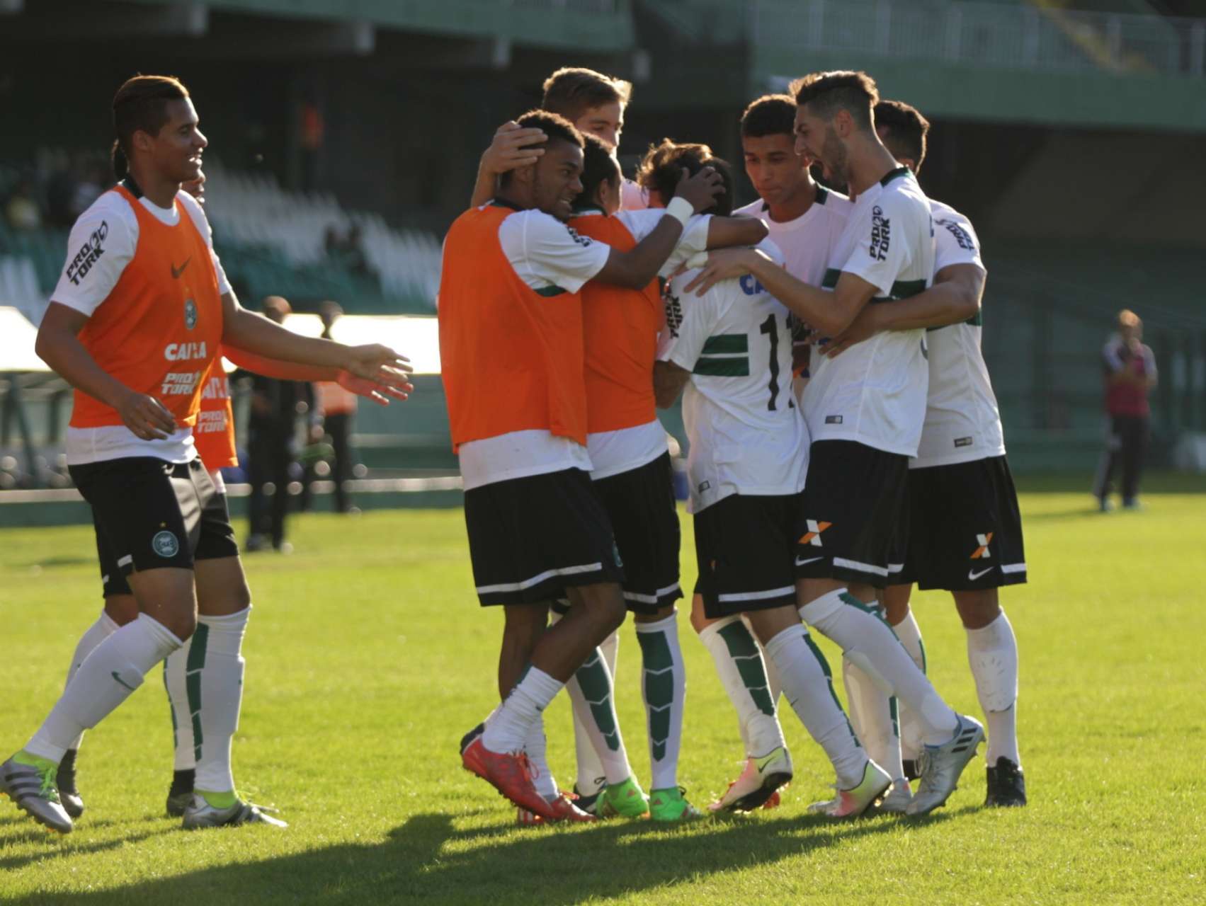 Sub-20 vence mais uma