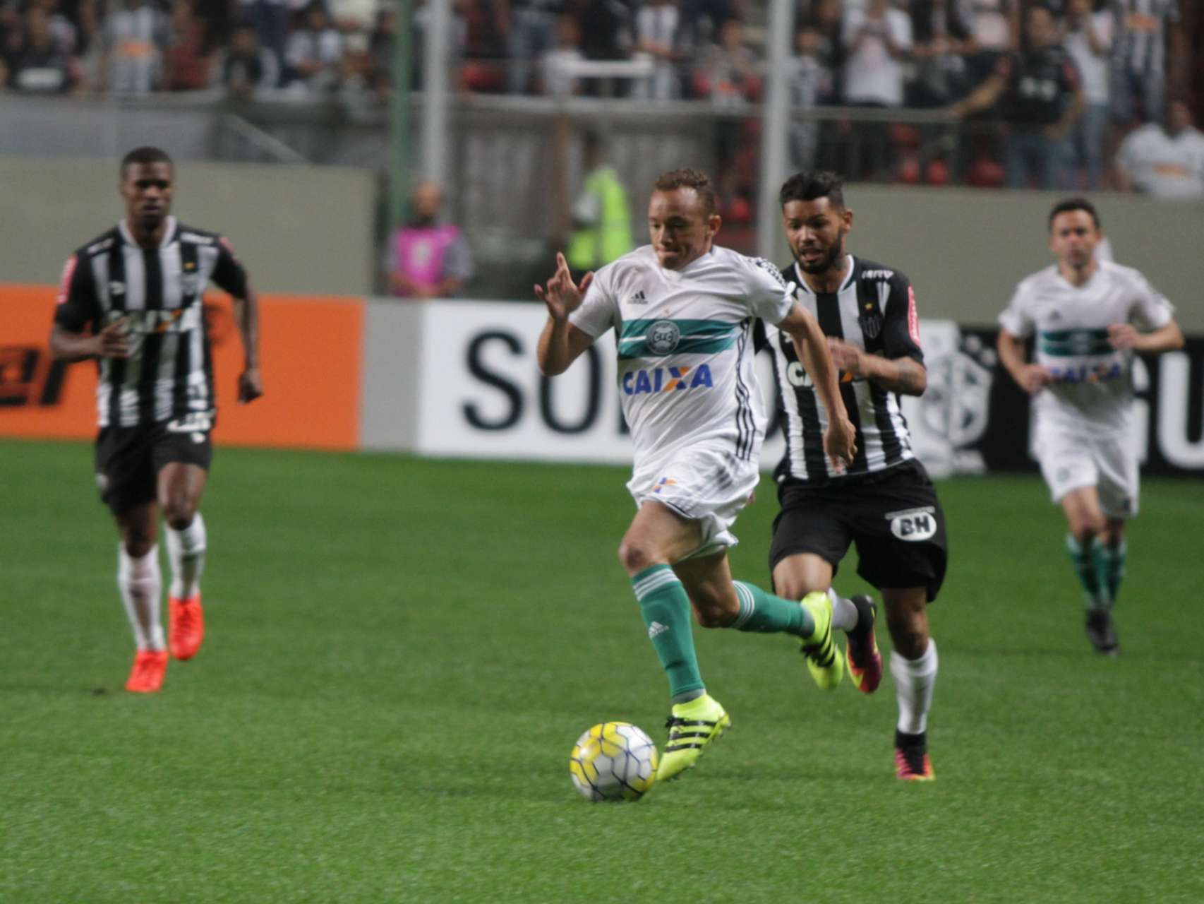 Coxa sofre rev�s fora de casa
