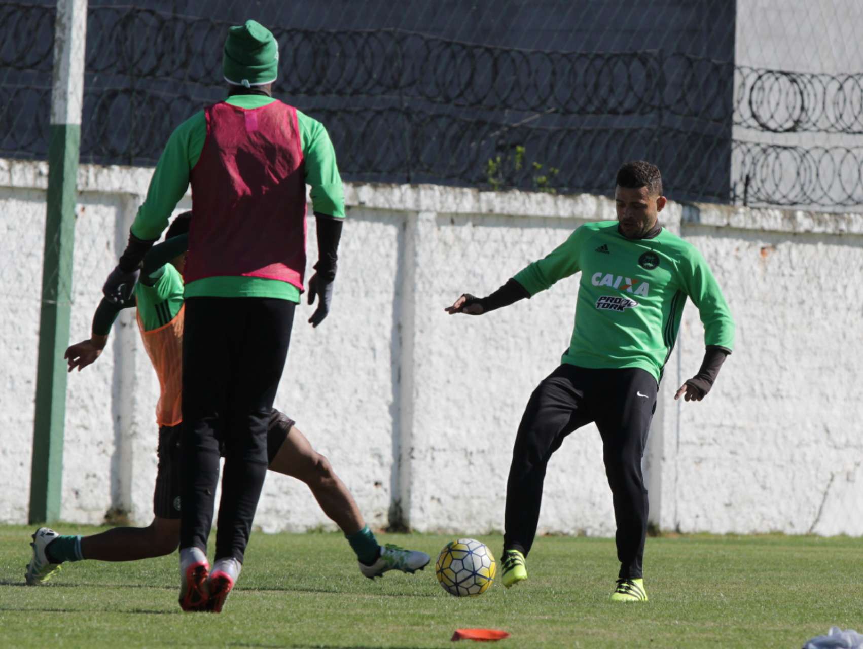 Coxa abre dia de treino no CT