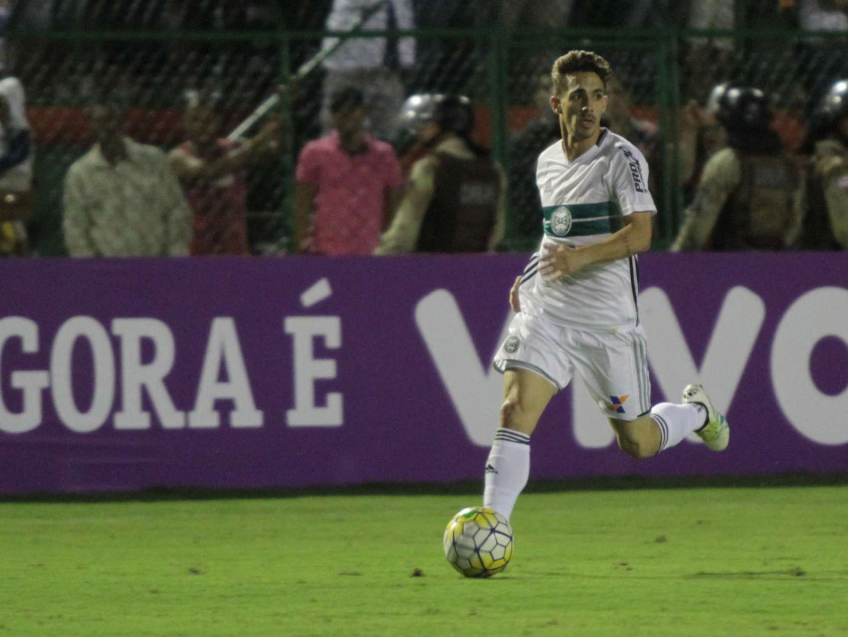 Estreia com o Coxa e no estado de nascimento