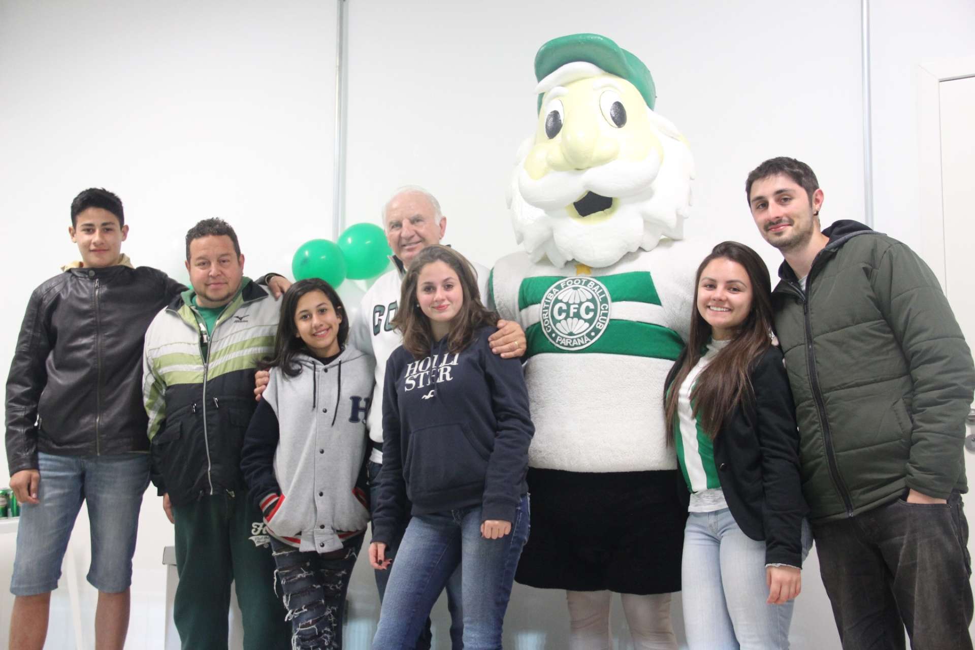 Feliz anivers�rio, s�cios!
