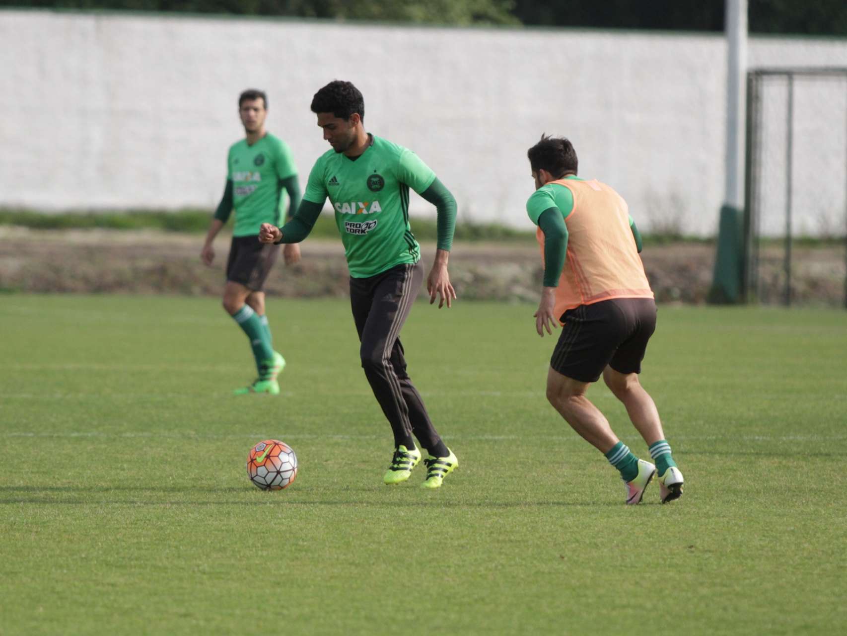 Elenco realiza atividades no CT