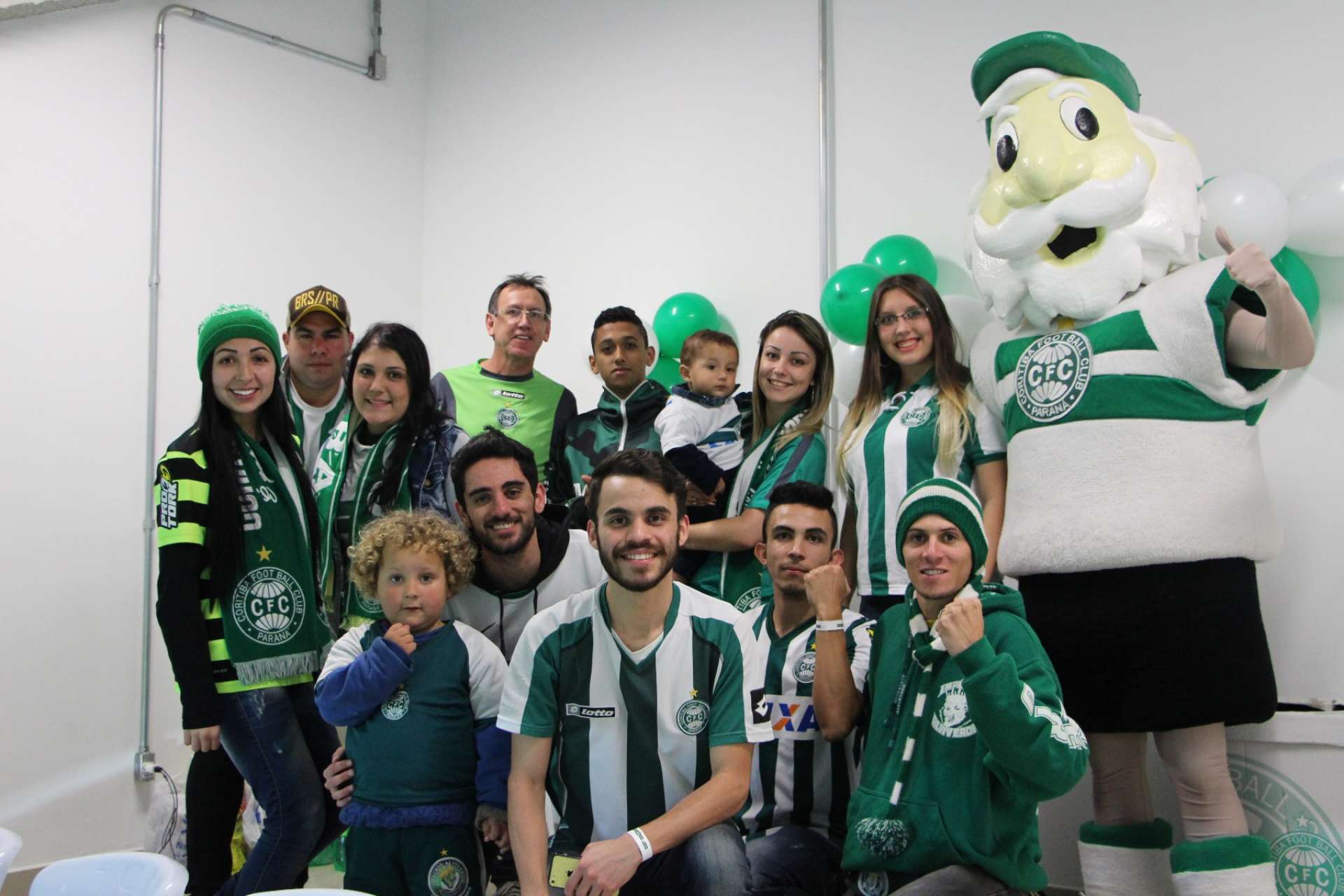Feliz anivers�rio, s�cios!