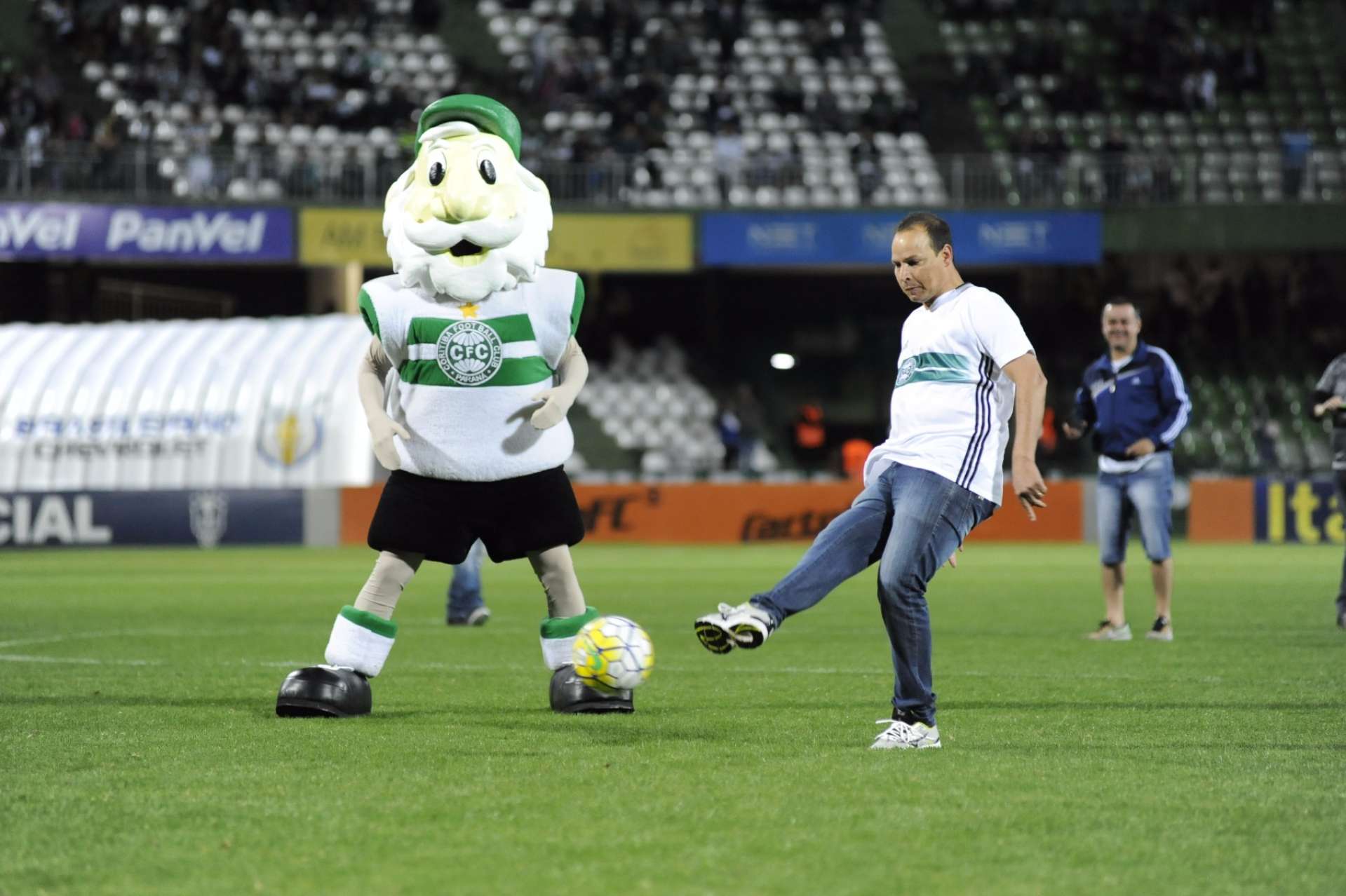 Chute a gol no Couto Pereira 