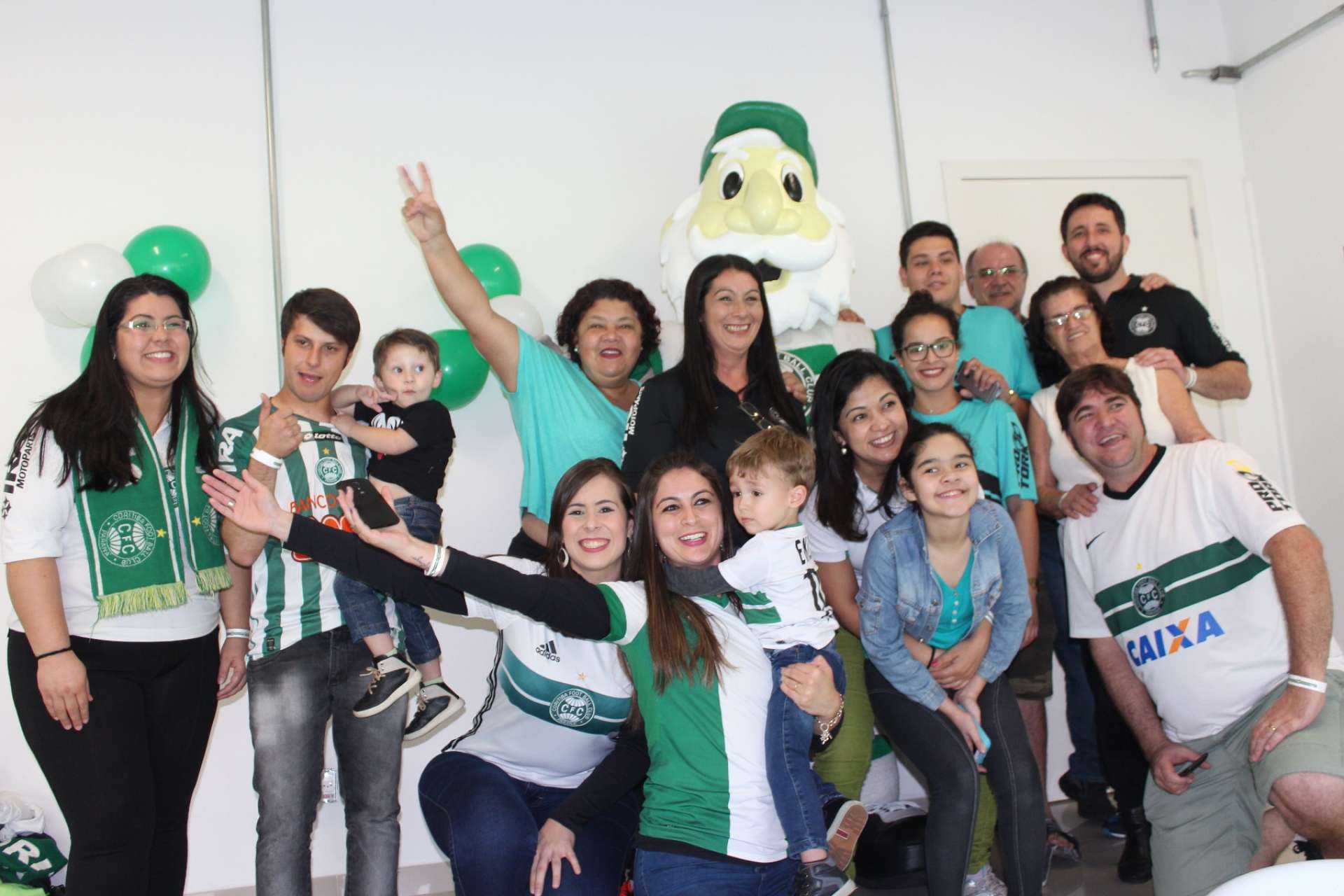 Feliz anivers�rio, s�cios!