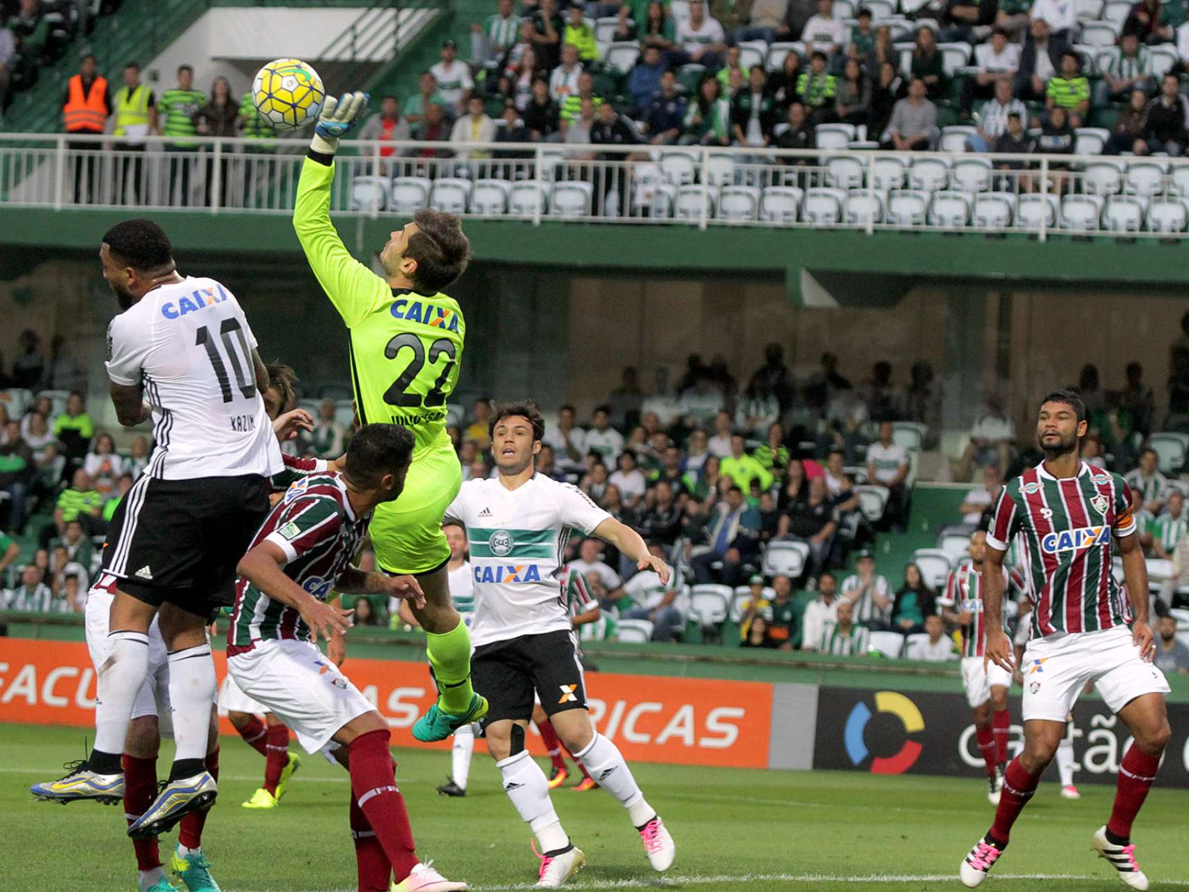 Kleber fala, ap�s a partida, sobre a expuls�o