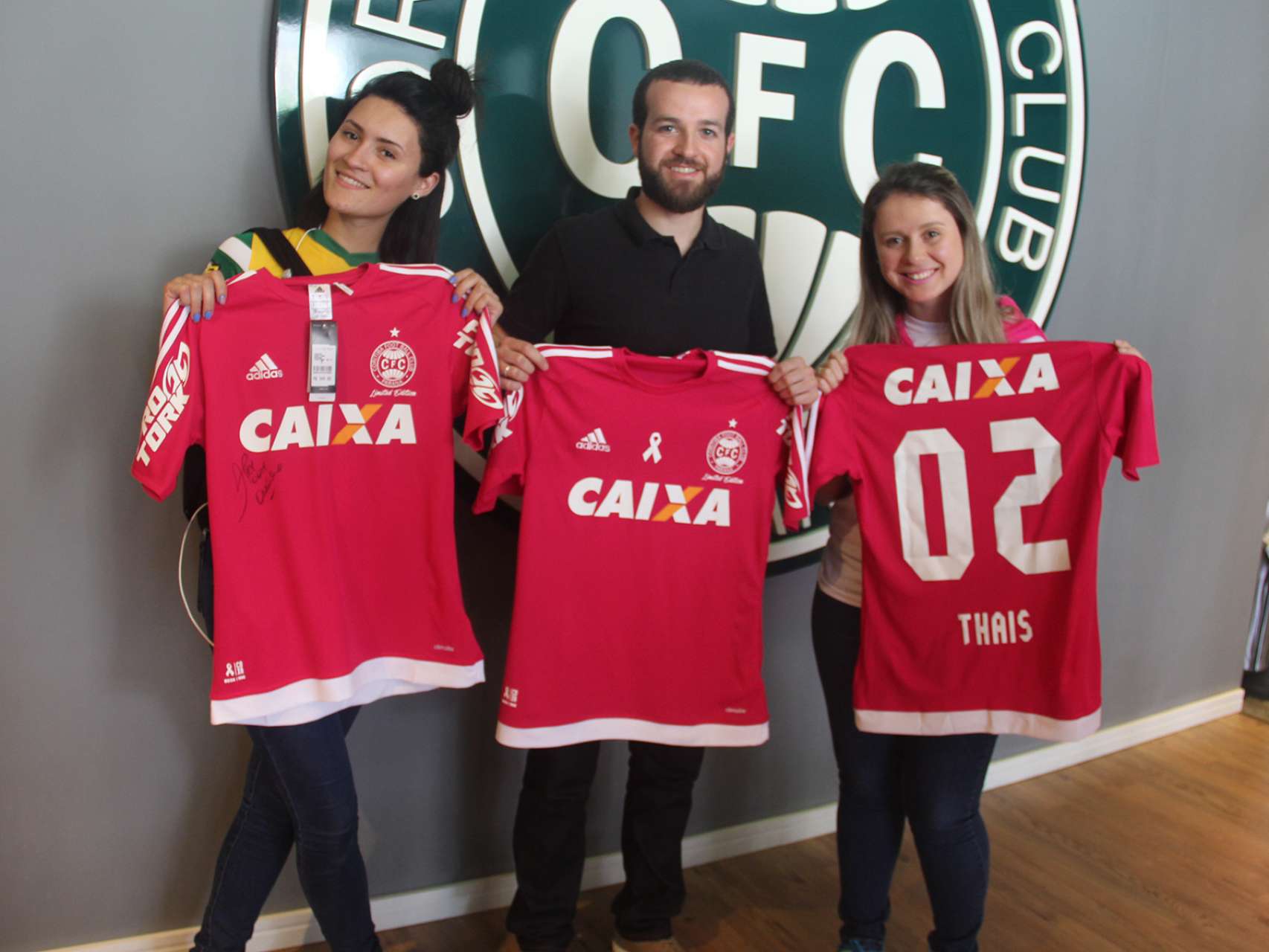 Coxa abra�a causa do Outubro Rosa