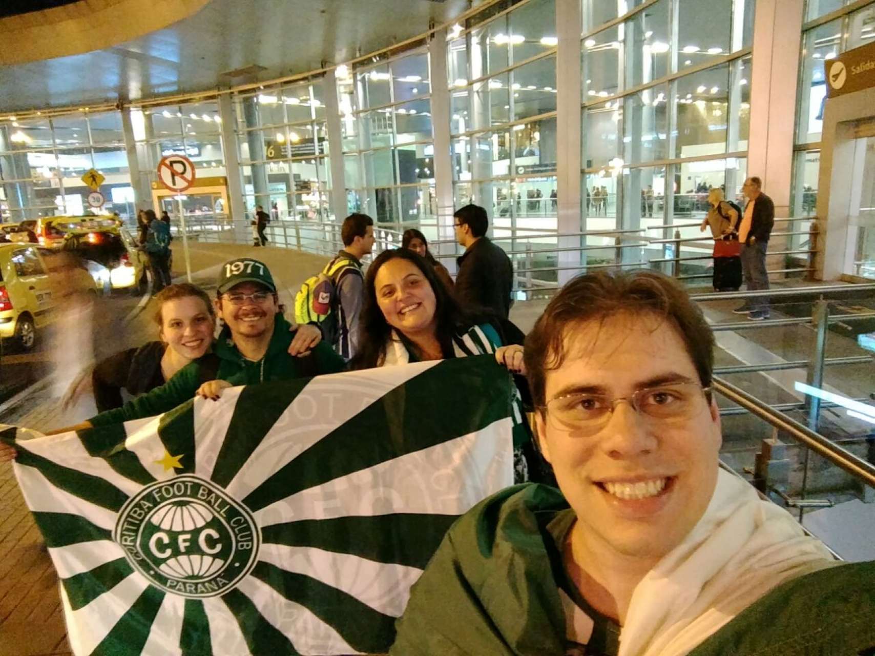 Torcida coxa-branca segue viagem para Col�mbia