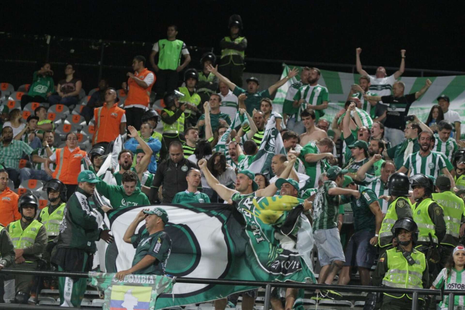 Torcida em Medell�n