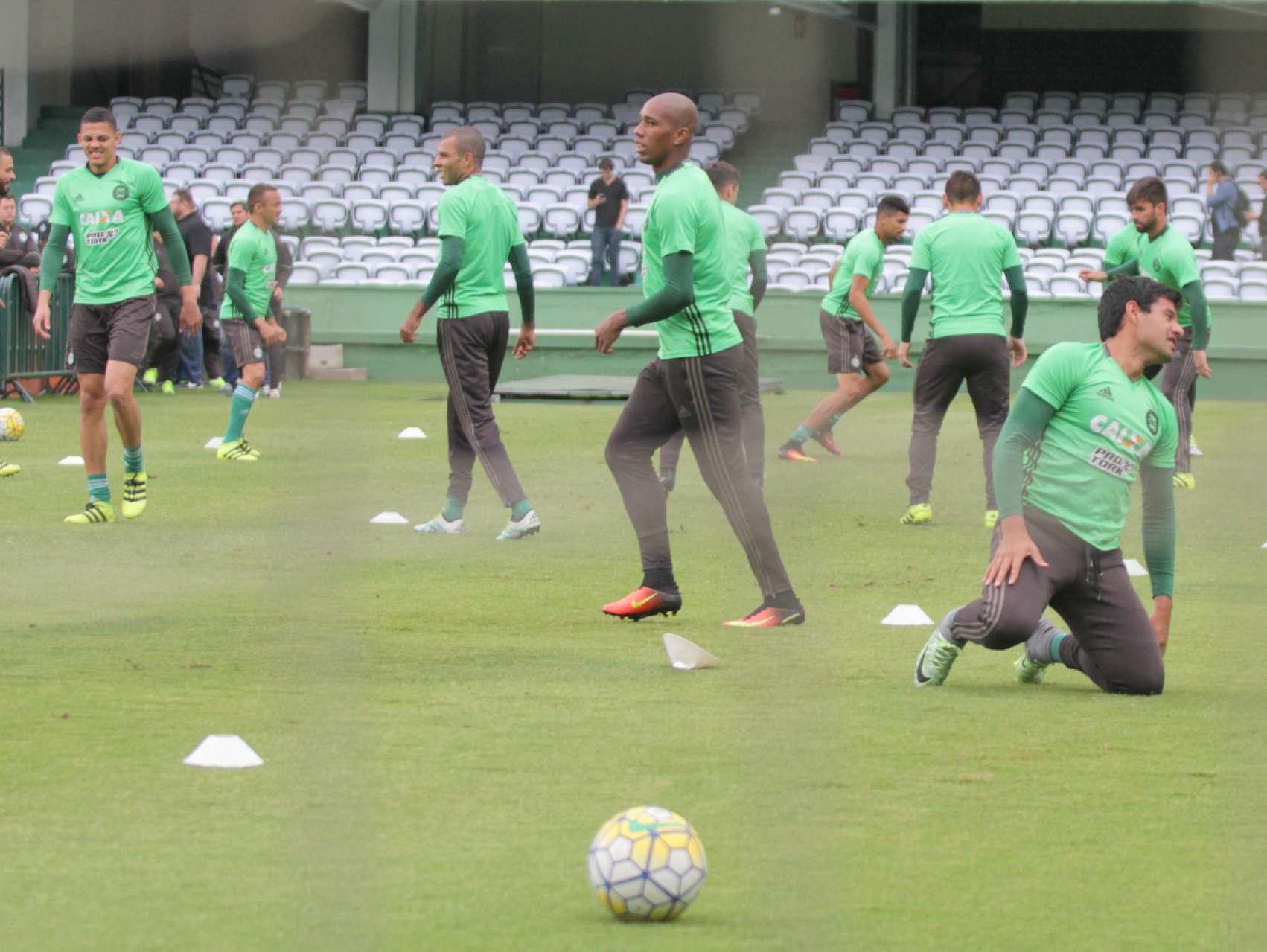 Coxa abre semana com treino no Couto