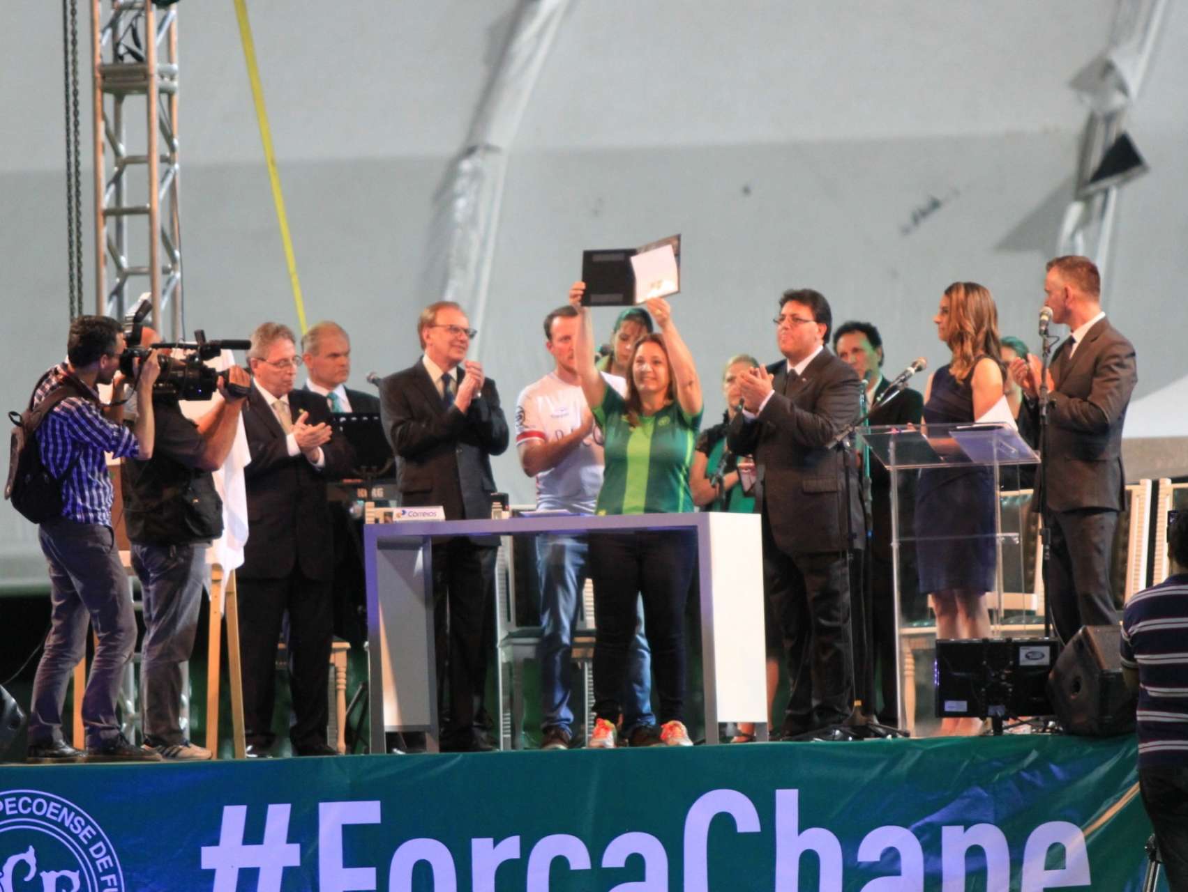 Correios lan�a selo em homenagem � Chape