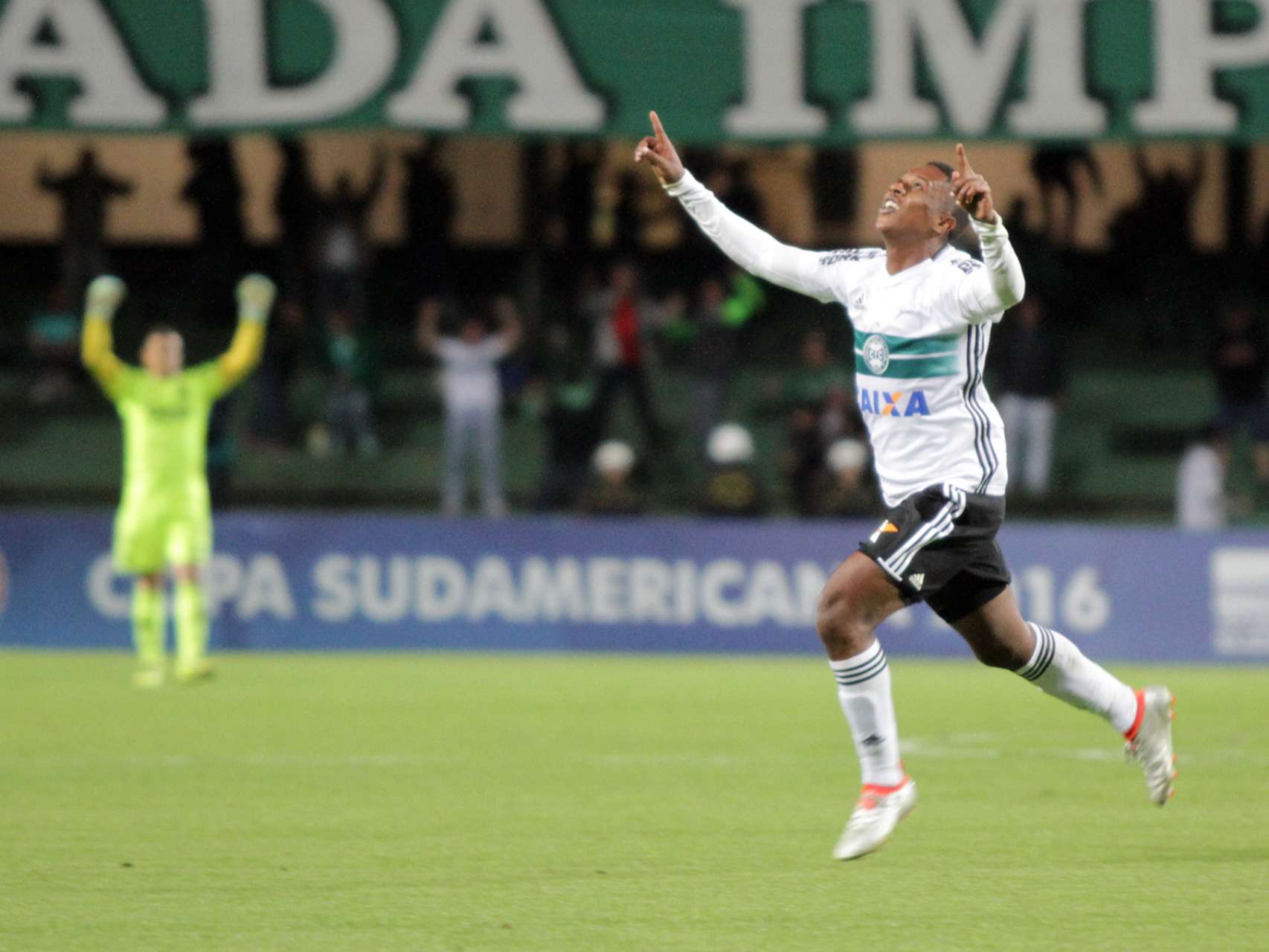 Iago � do Coxa em definitivo
