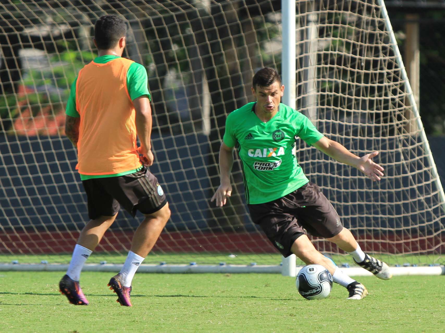Coxa abre semana com trabalhos
