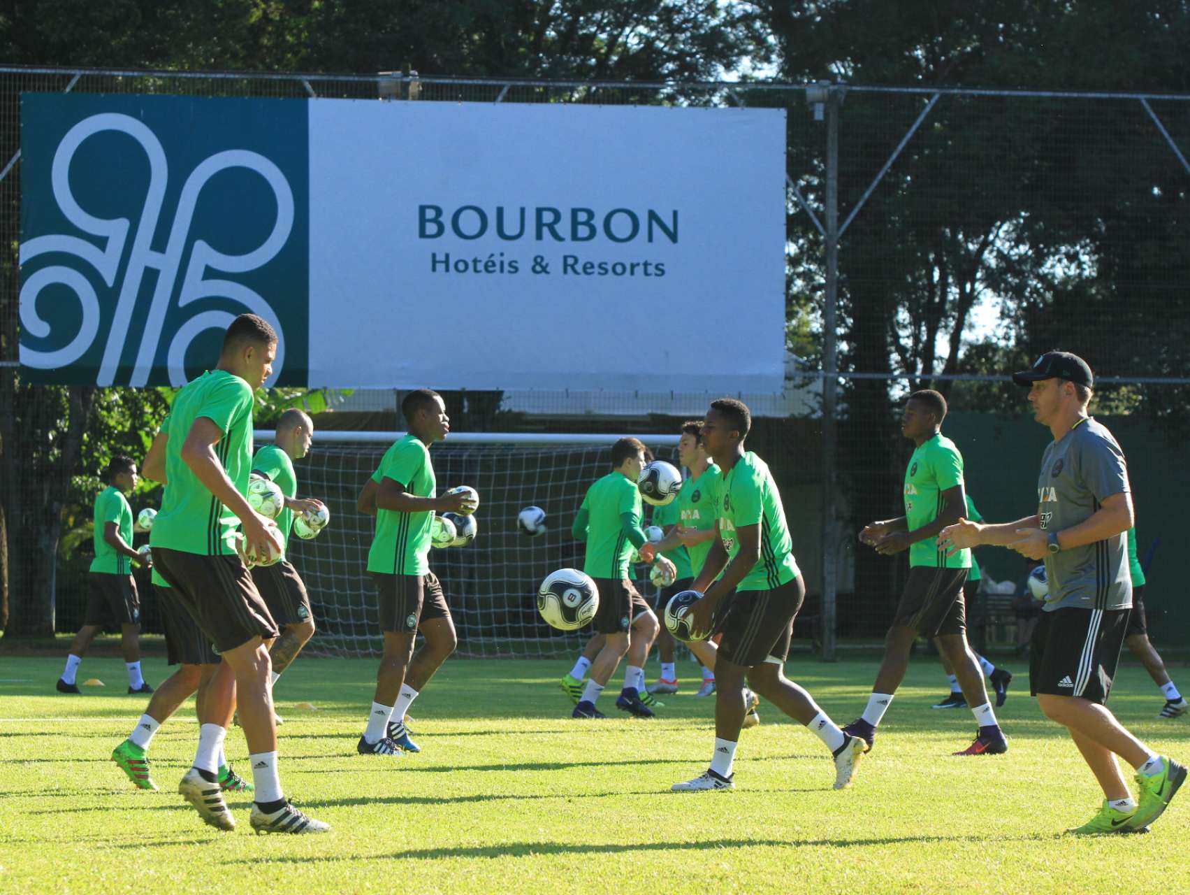 Elenco retorna � capital paranaense